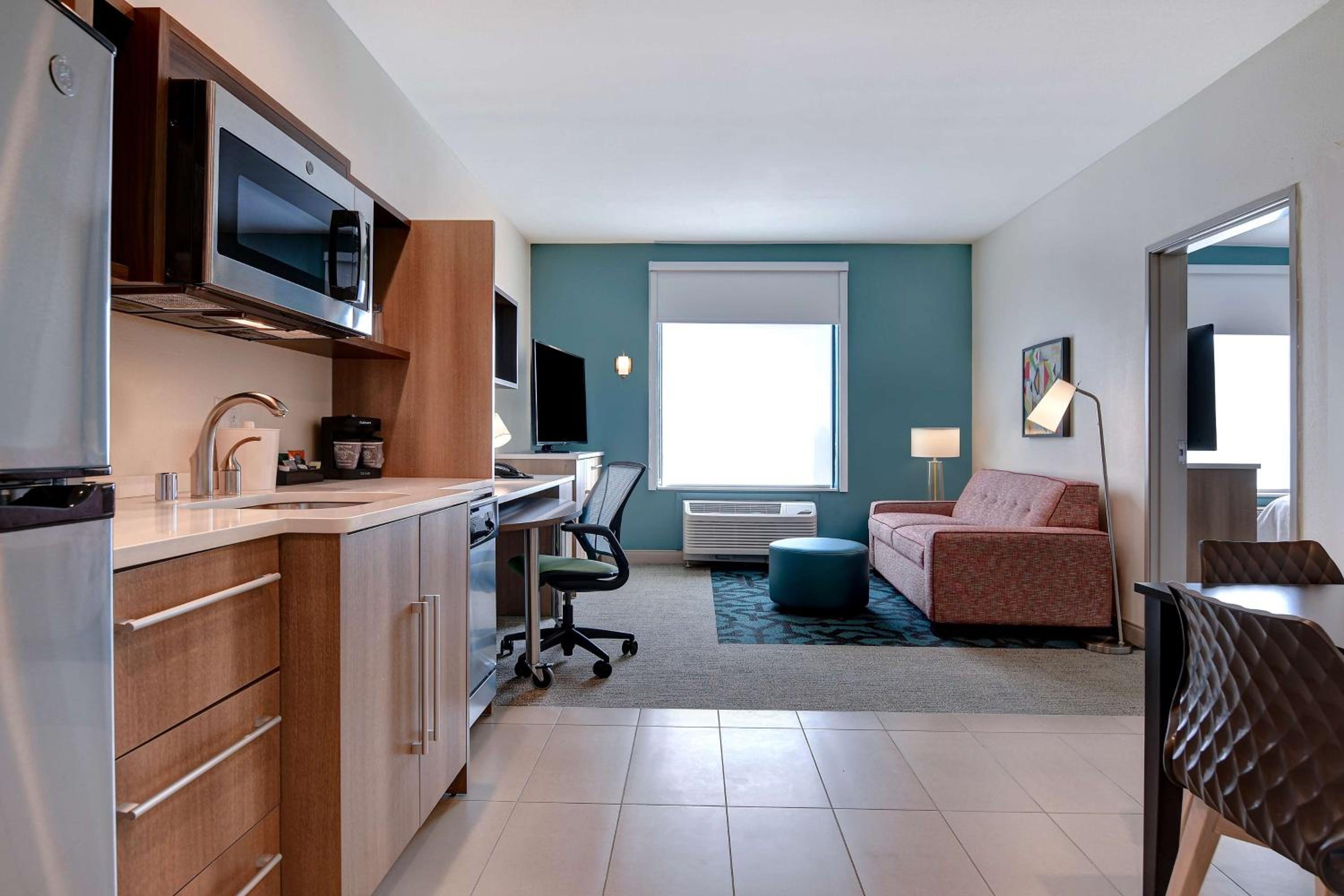 One-Bedroom Queen Suite - Non-Smoking - Photo 4