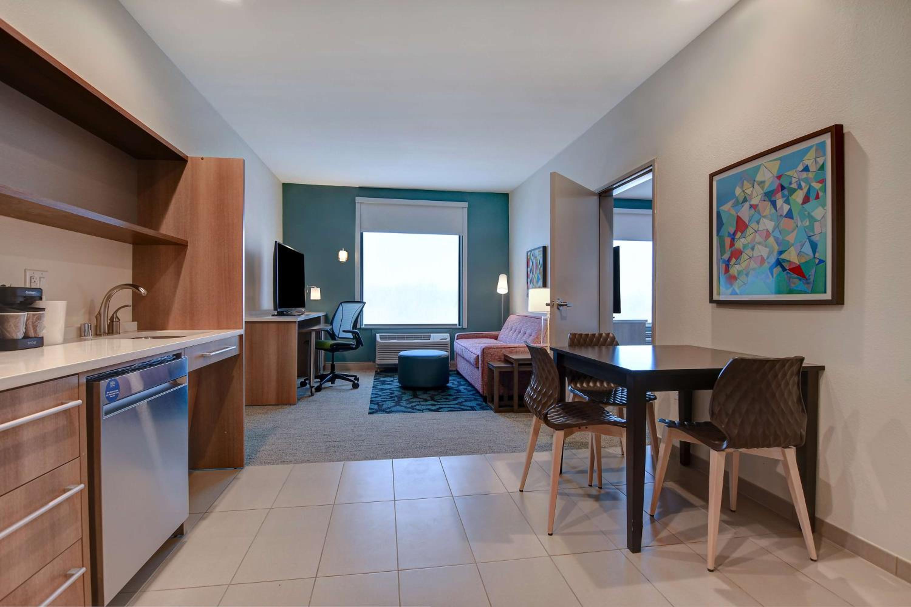 Queen Suite - Mobility and Hearing Access Tub/Non-Smoking - Photo 5