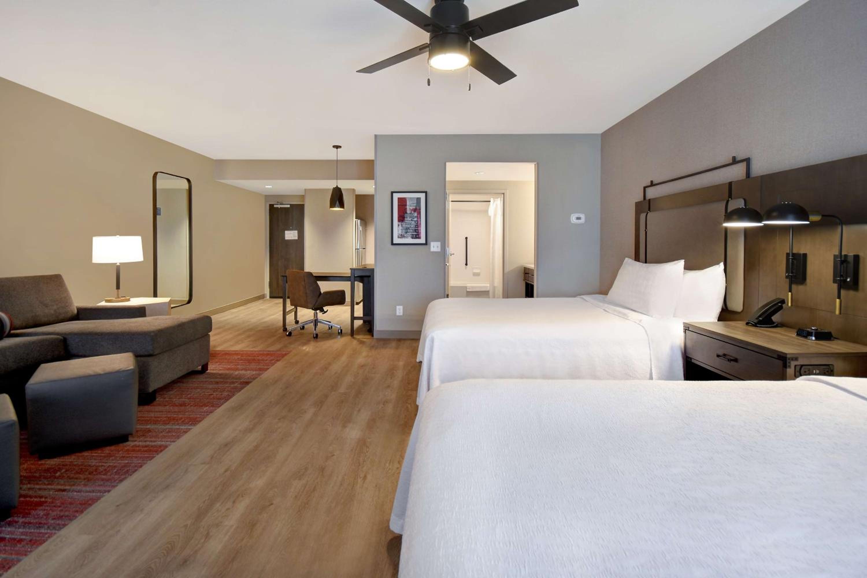 Queen Studio with Two Queen Beds - Non-Smoking - Photo 4