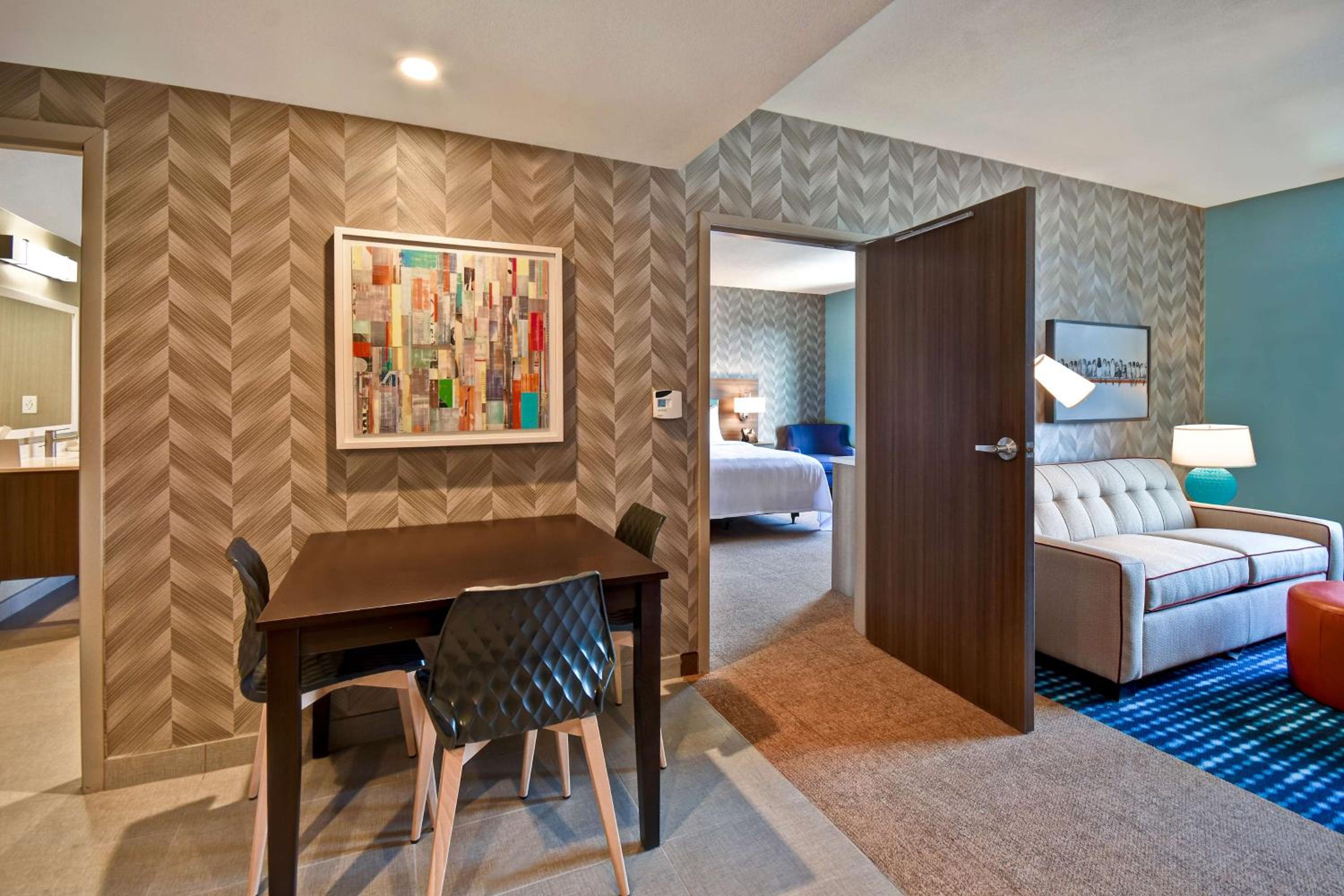 Queen Suite with Roll-In Shower - Mobility Access