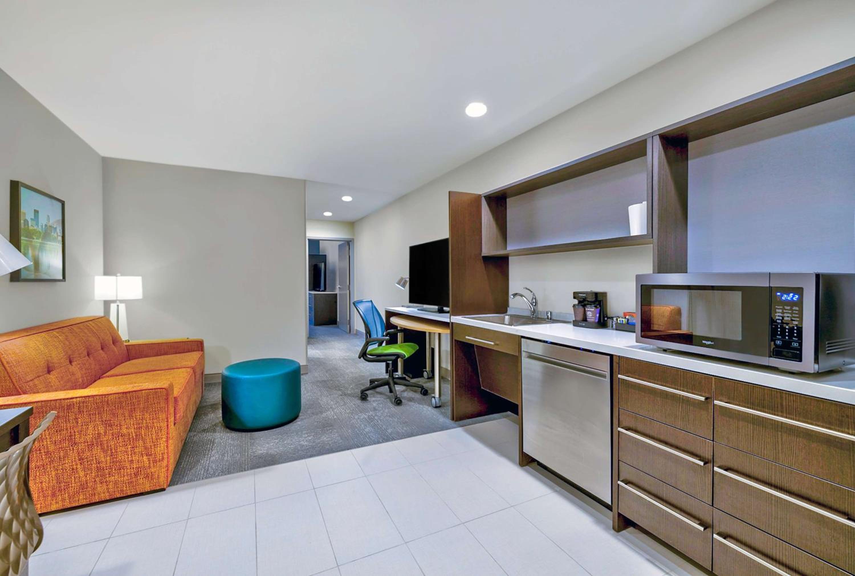 One-Bedroom Queen Suite - Non-Smoking - Photo 2