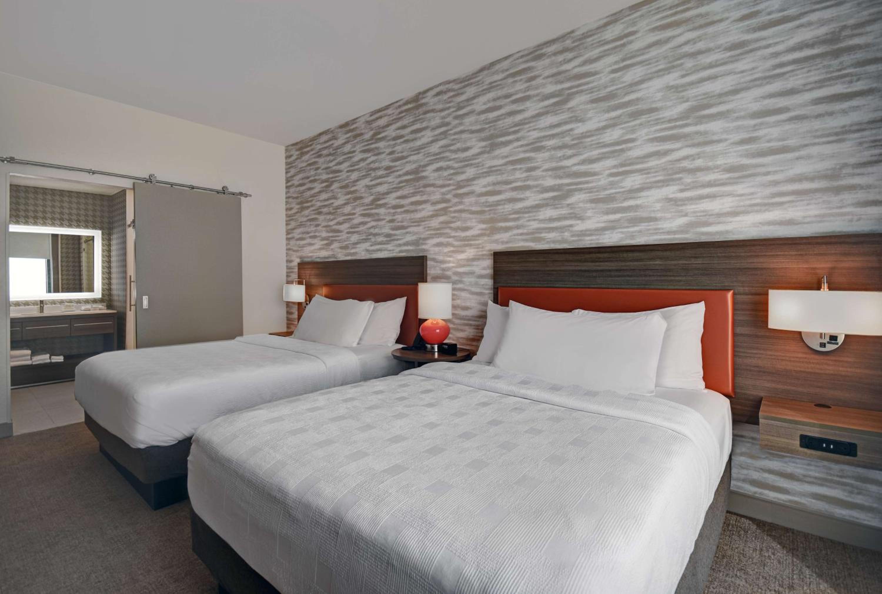 One-Bedroom Queen Suite with Two Queen Beds - Non-Smoking - Photo 1