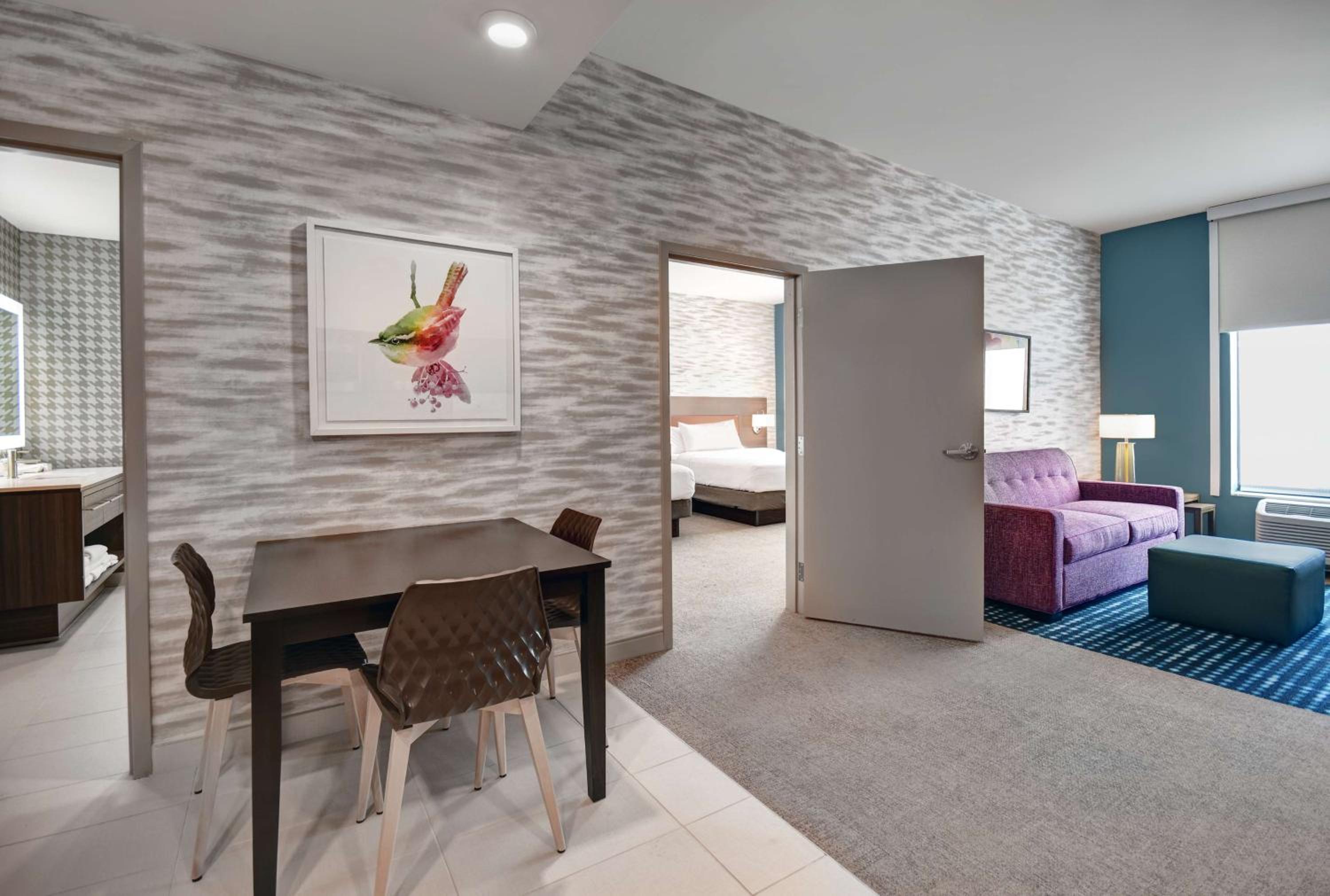 One-Bedroom Queen Suite with Two Queen Beds - Non-Smoking - Photo 2