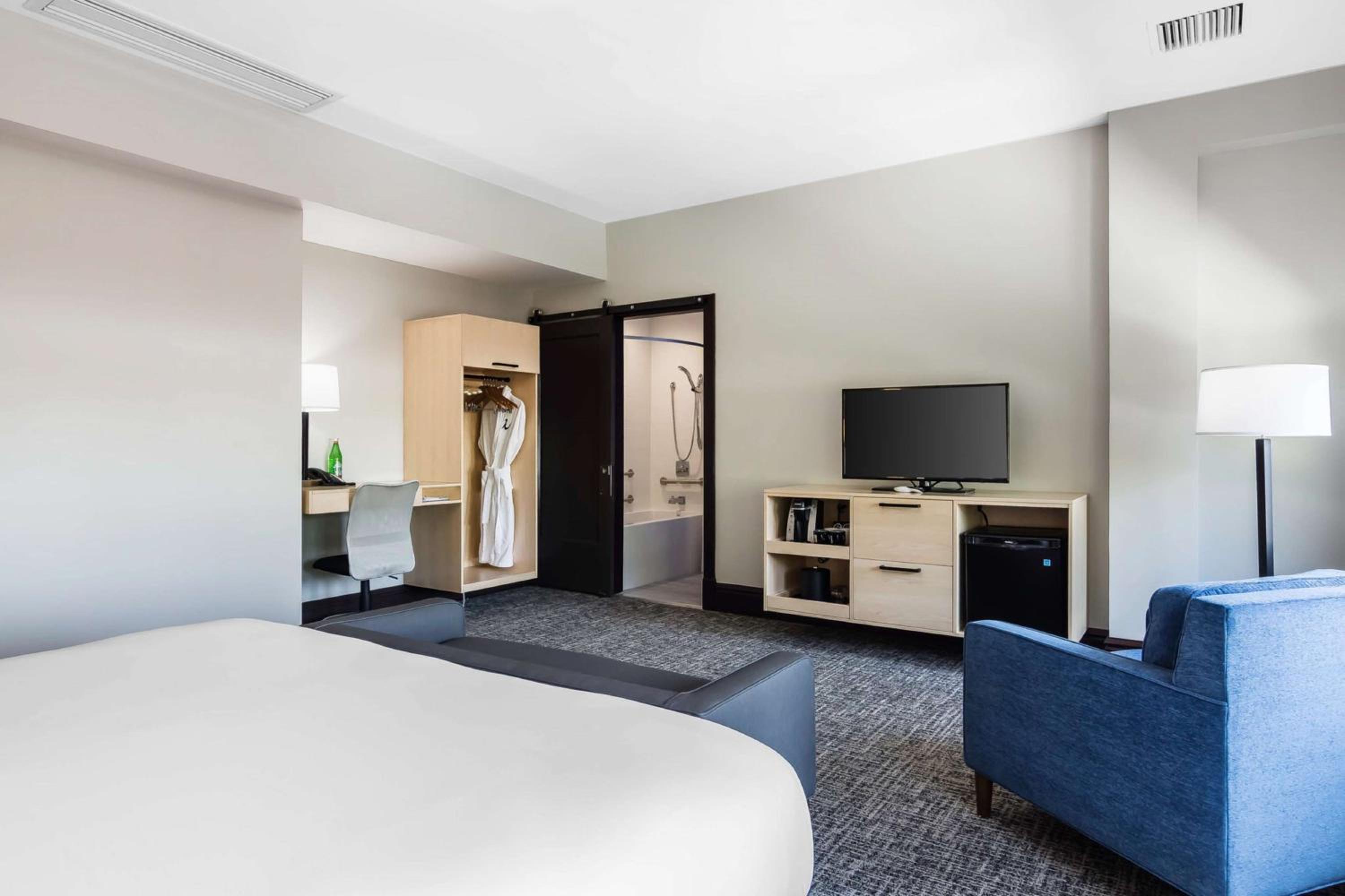 King Room with Accessible Tub - Mobility Access photo 1
