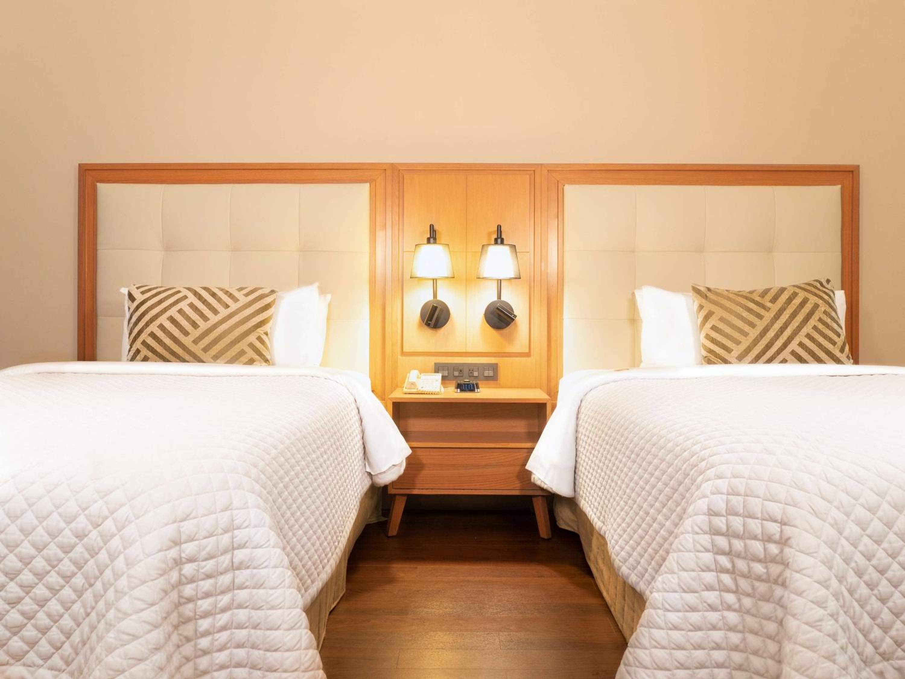 Double Room with Two Double Beds - Photo 2