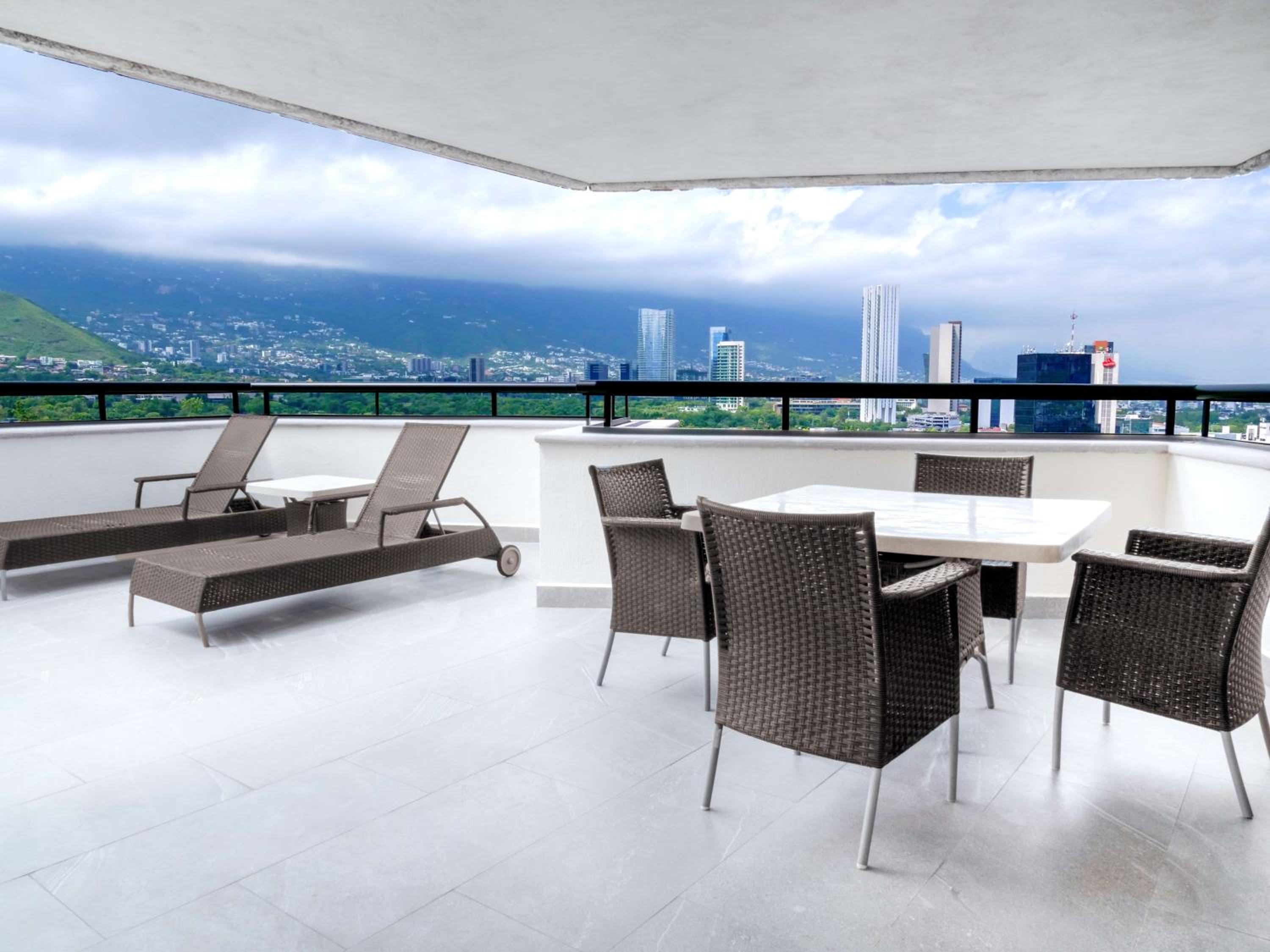 Superior King Room with Balcony - Photo 7