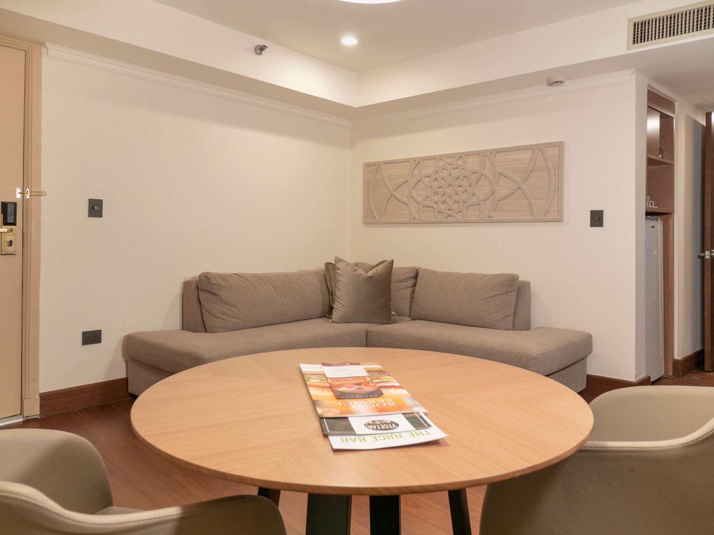Junior Suite with Two Double Beds - Photo 8