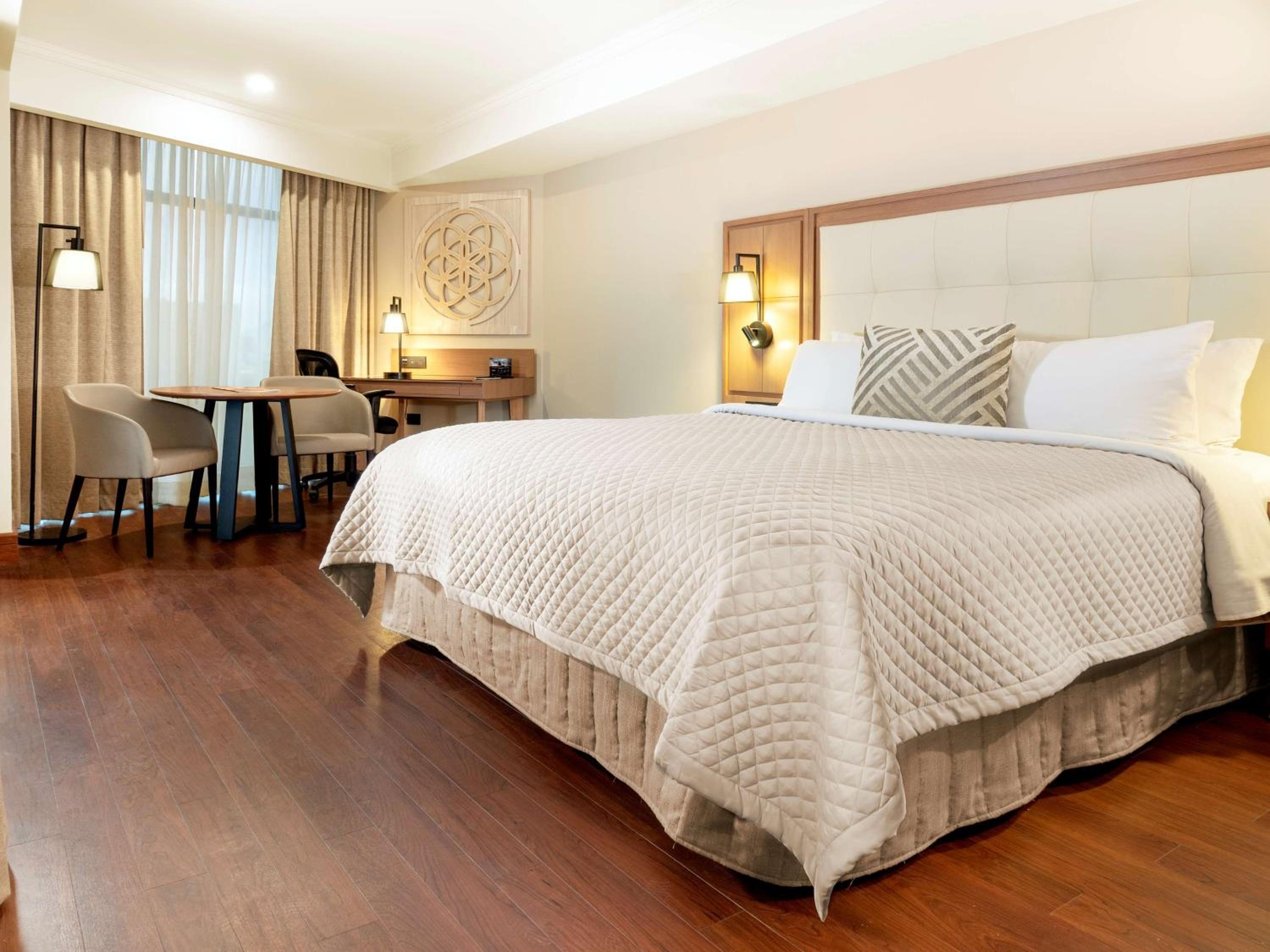 Superior King Room with Balcony - Photo 6