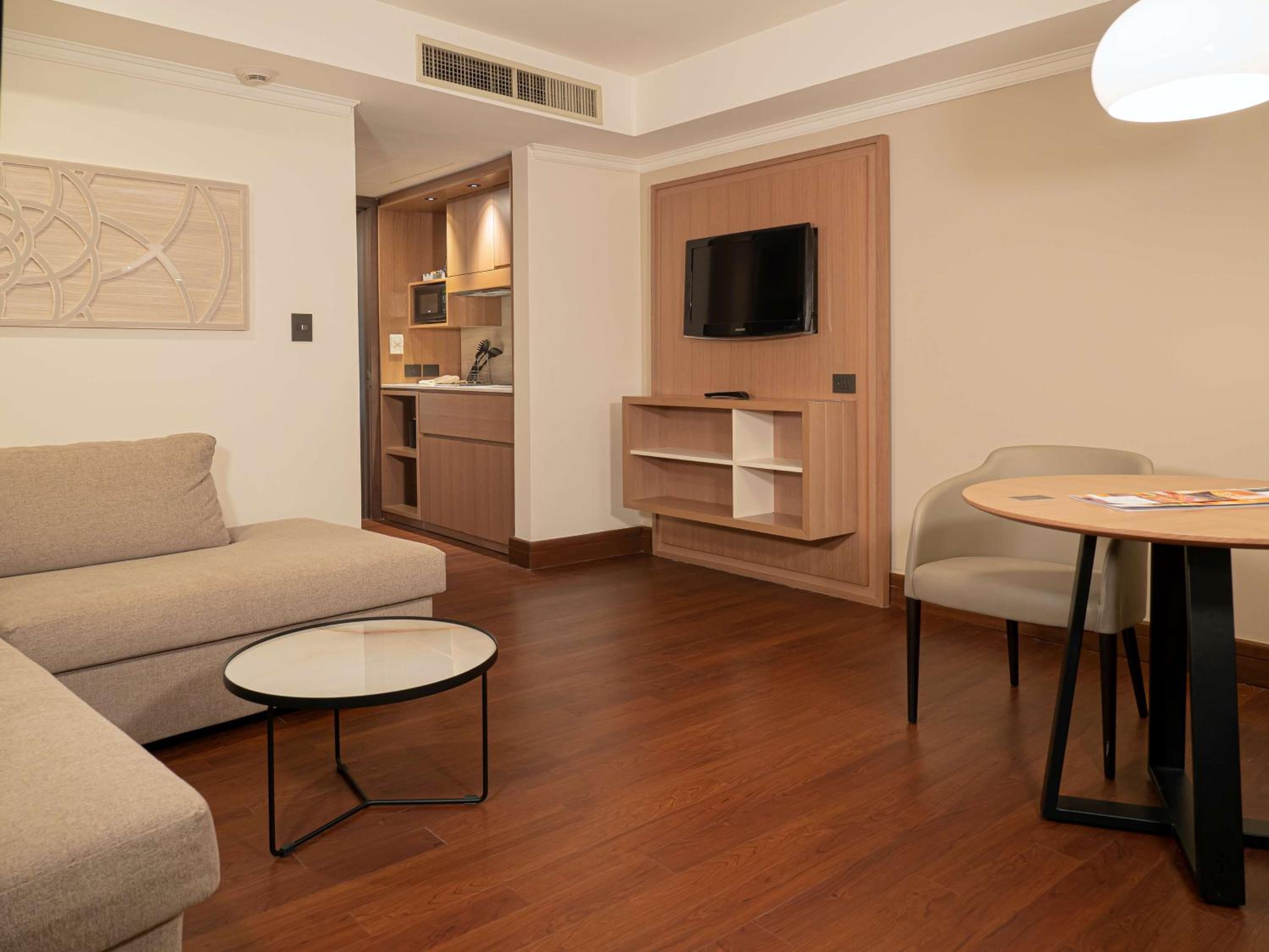 Junior Suite with Two Double Beds - Photo 7