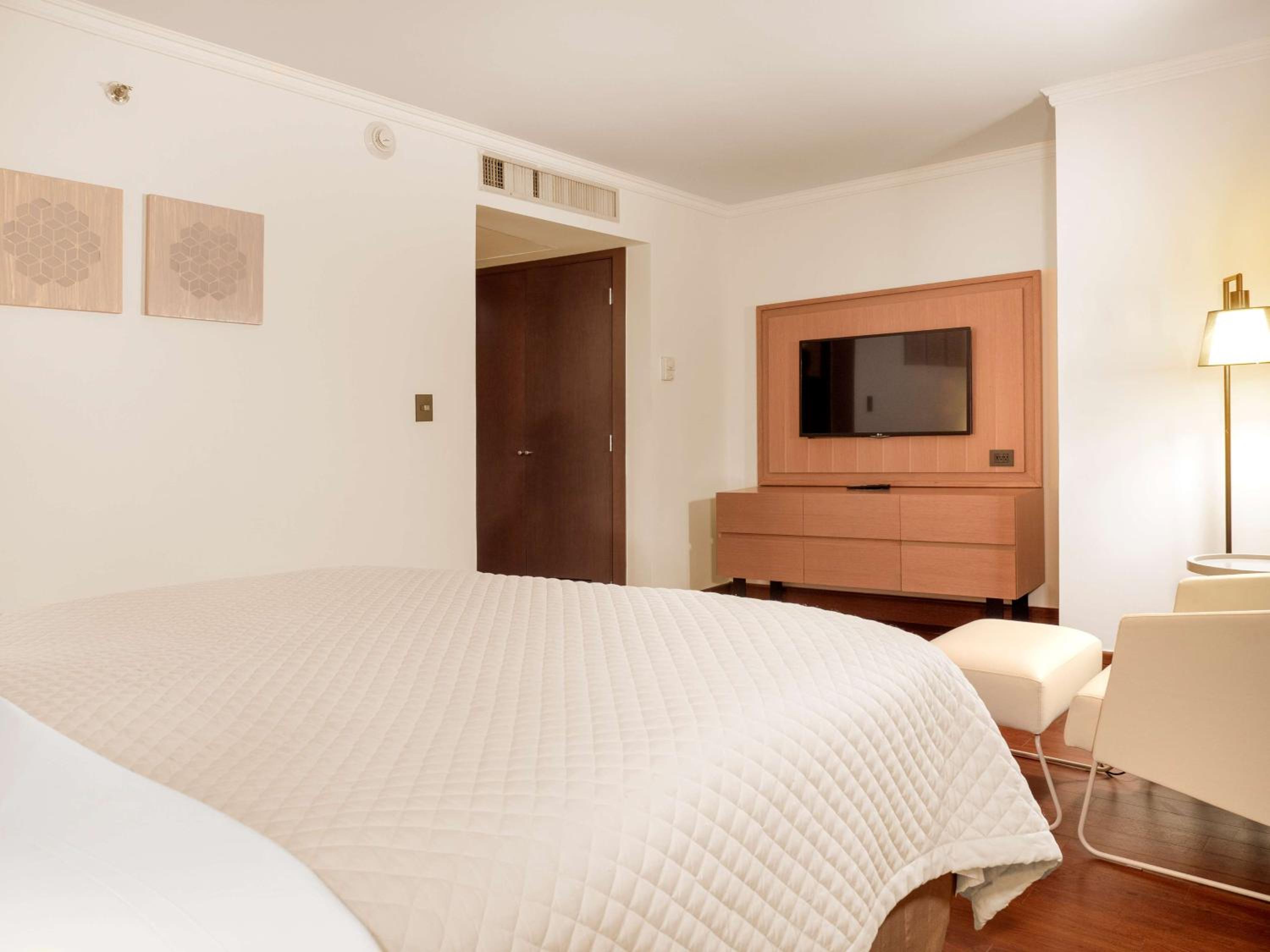 Junior King Suite with Seating Area - Photo 14
