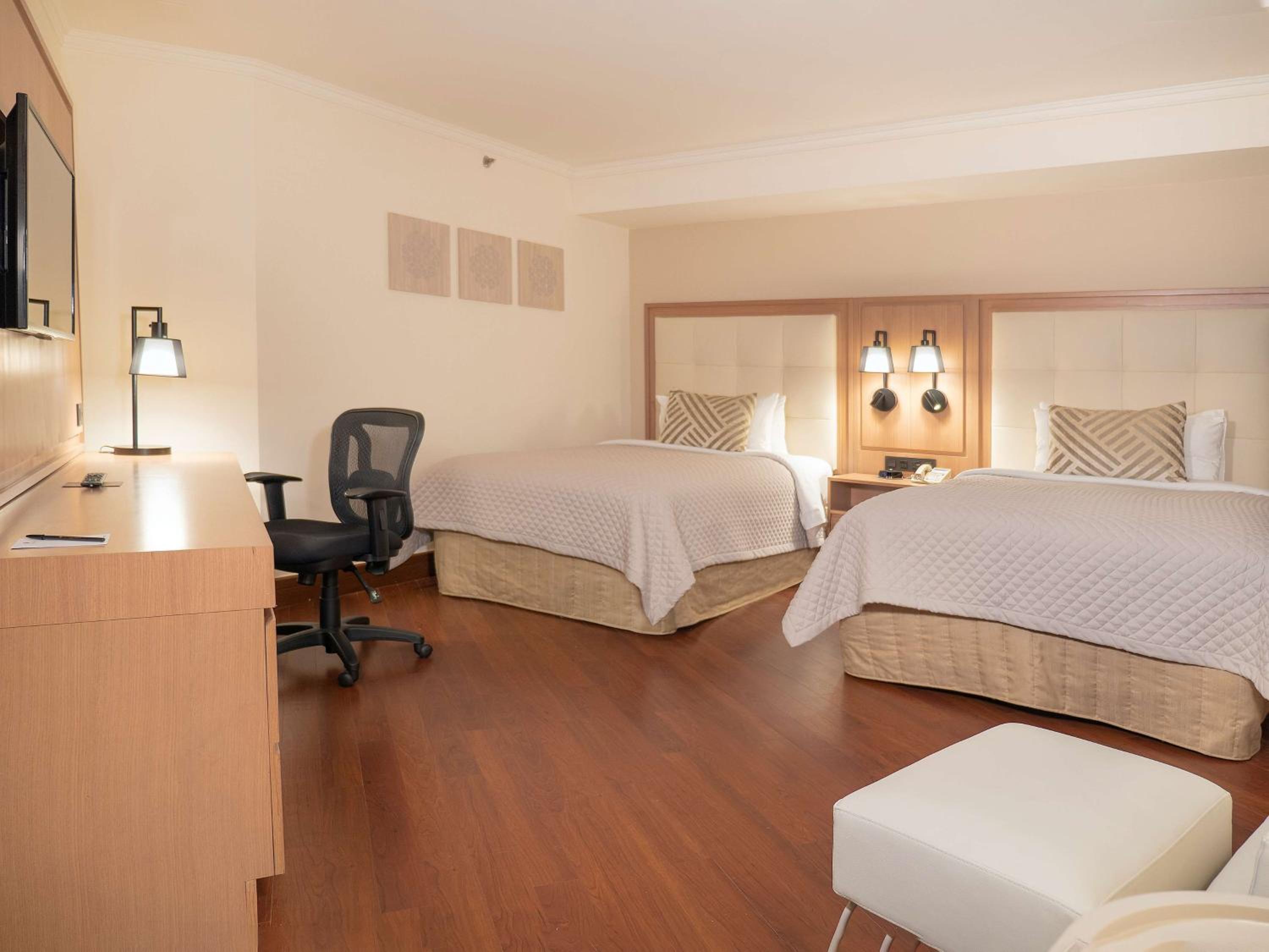 Junior Suite with Two Double Beds - Photo 6