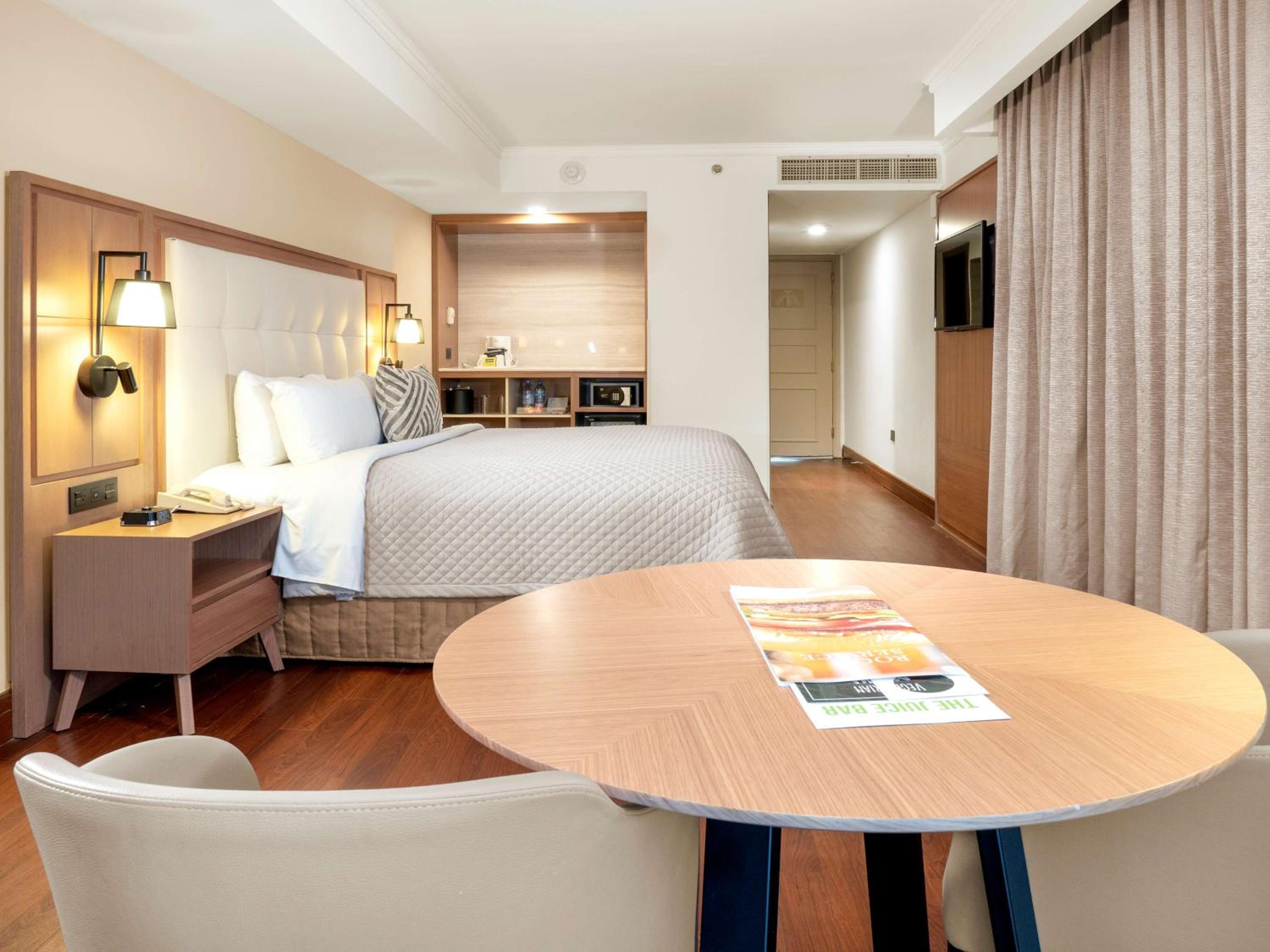 Superior King Room with Balcony - Photo 5