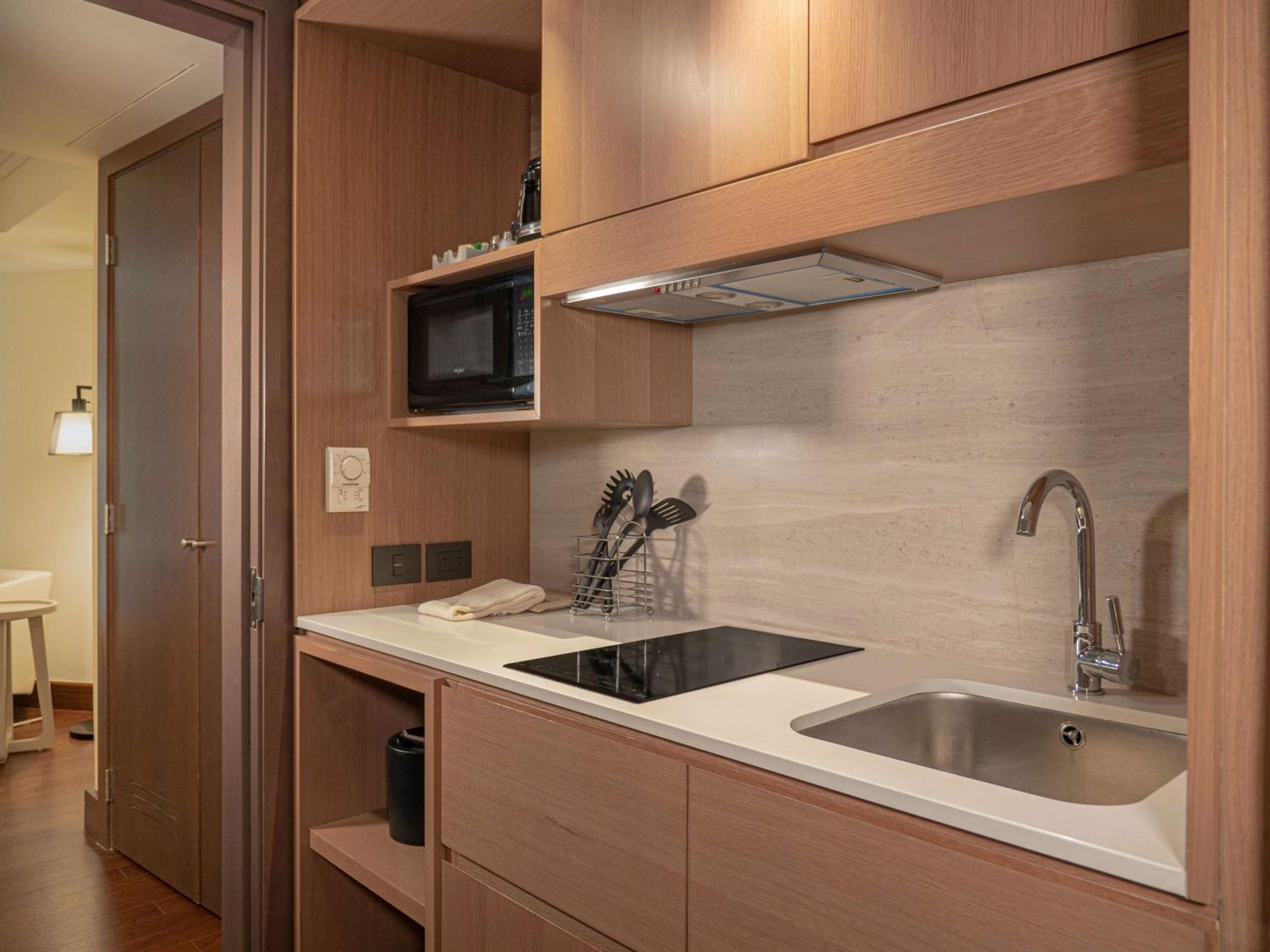 Junior King Suite with Seating Area - Photo 10