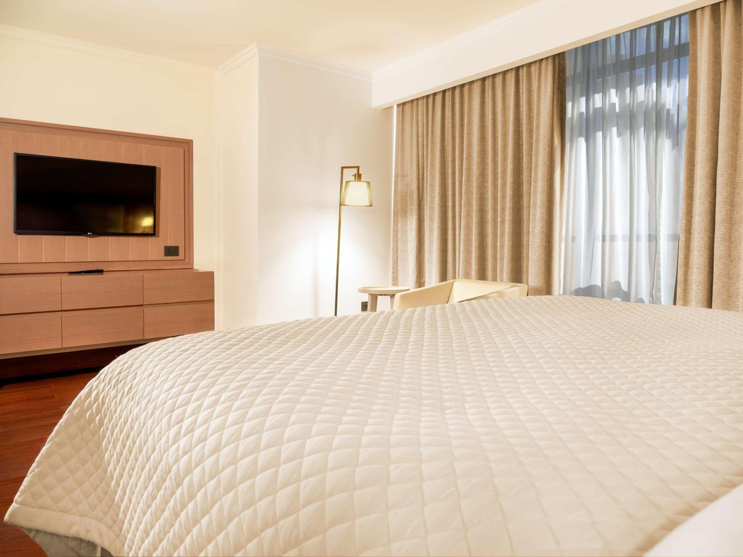 Junior King Suite with Seating Area - Photo 7