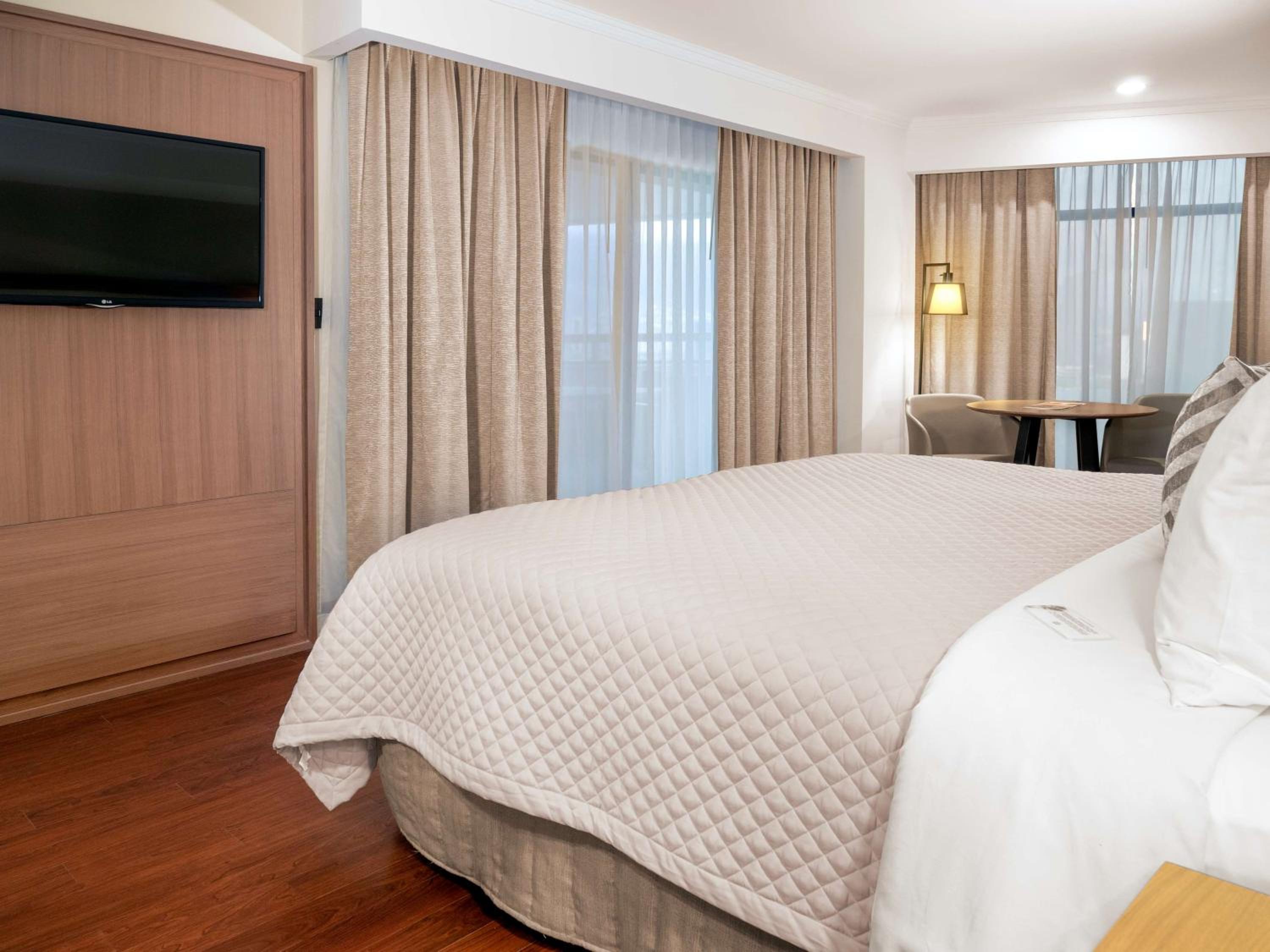 Superior King Room with Balcony - Photo 4