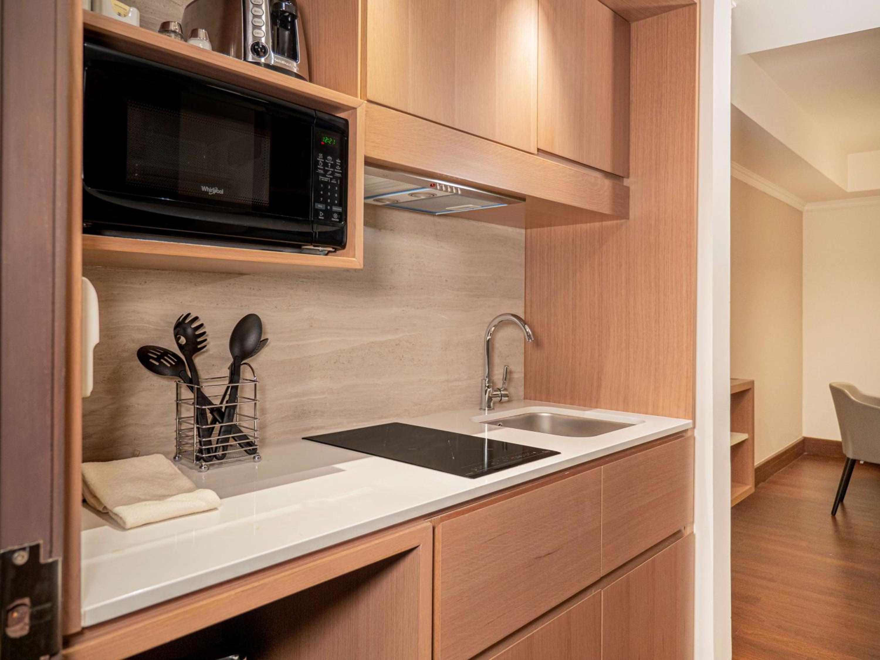 Junior Suite with Two Double Beds - Photo 18