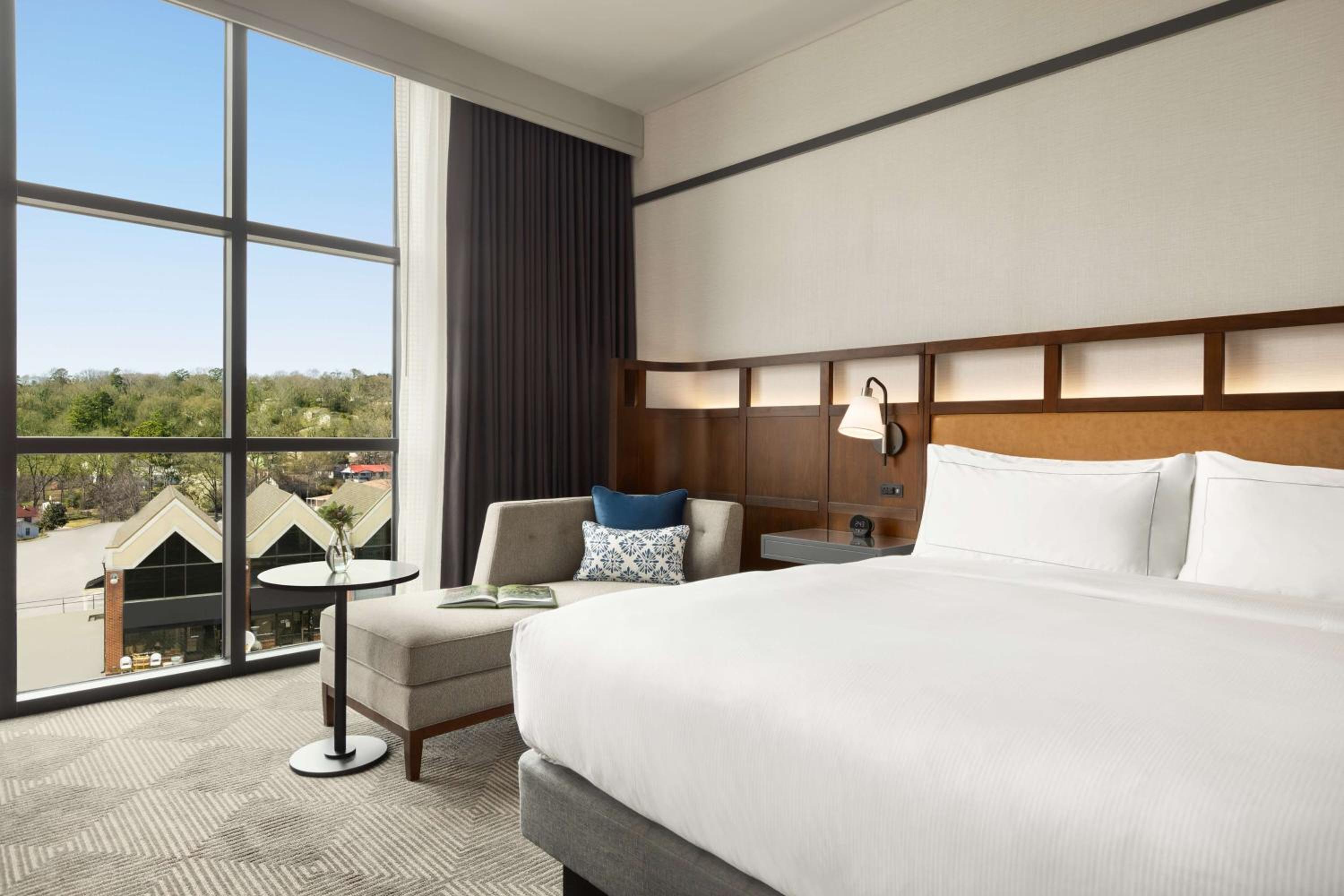 Premium King Room - Photo 2