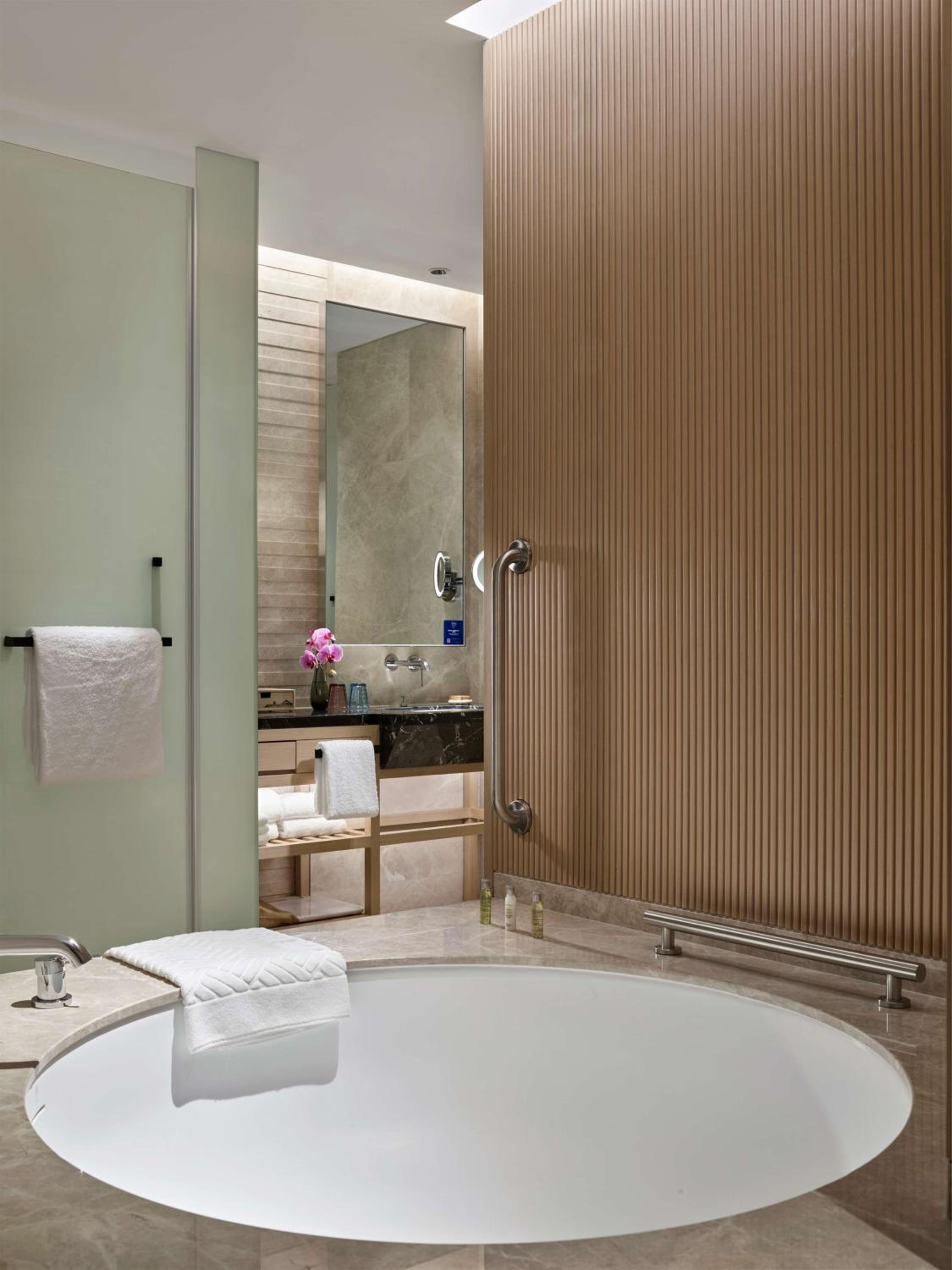 Premium Twin Room With Lake View - Photo 3
