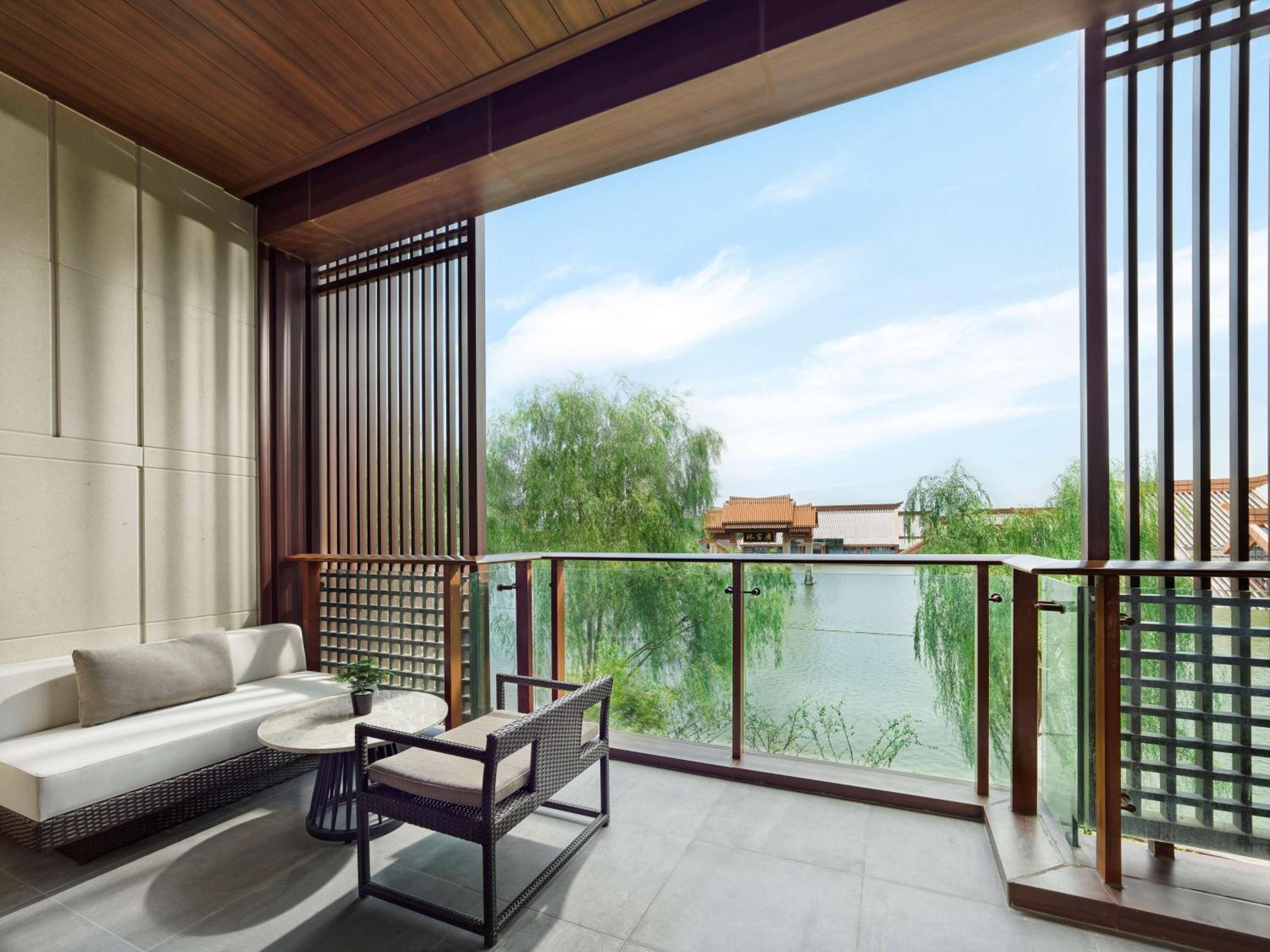 Premium King Room with Lake View and Balcony - Photo 2