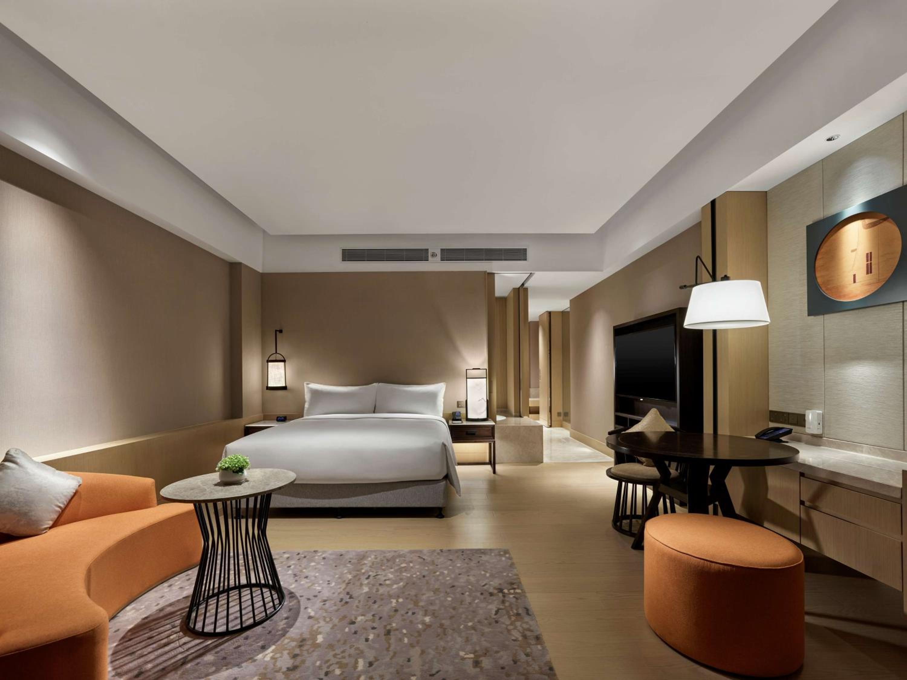 Premium King Room with Lake View and Balcony - Photo 1