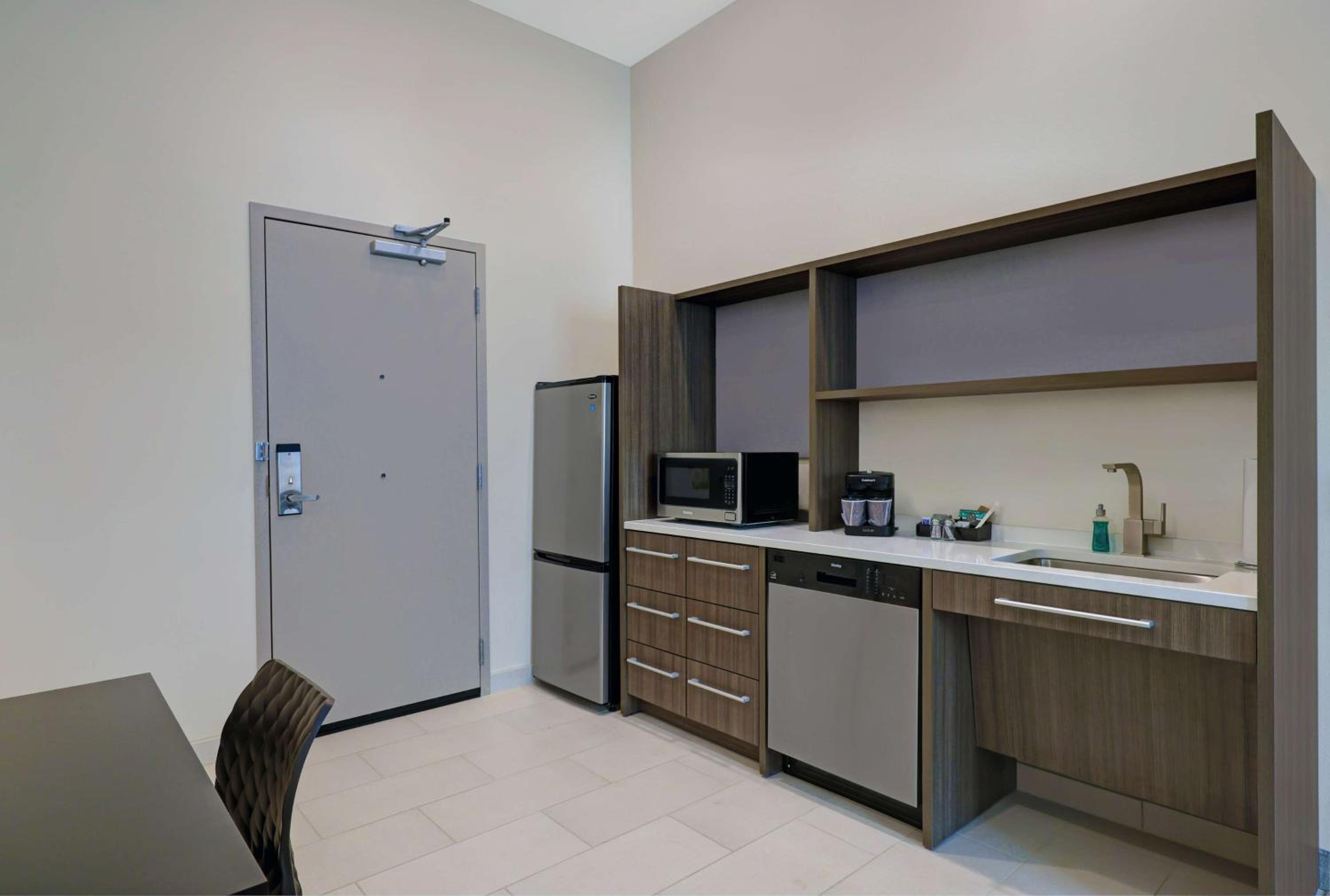 Queen Suite - Mobility/Hearing Accessible - Photo 5