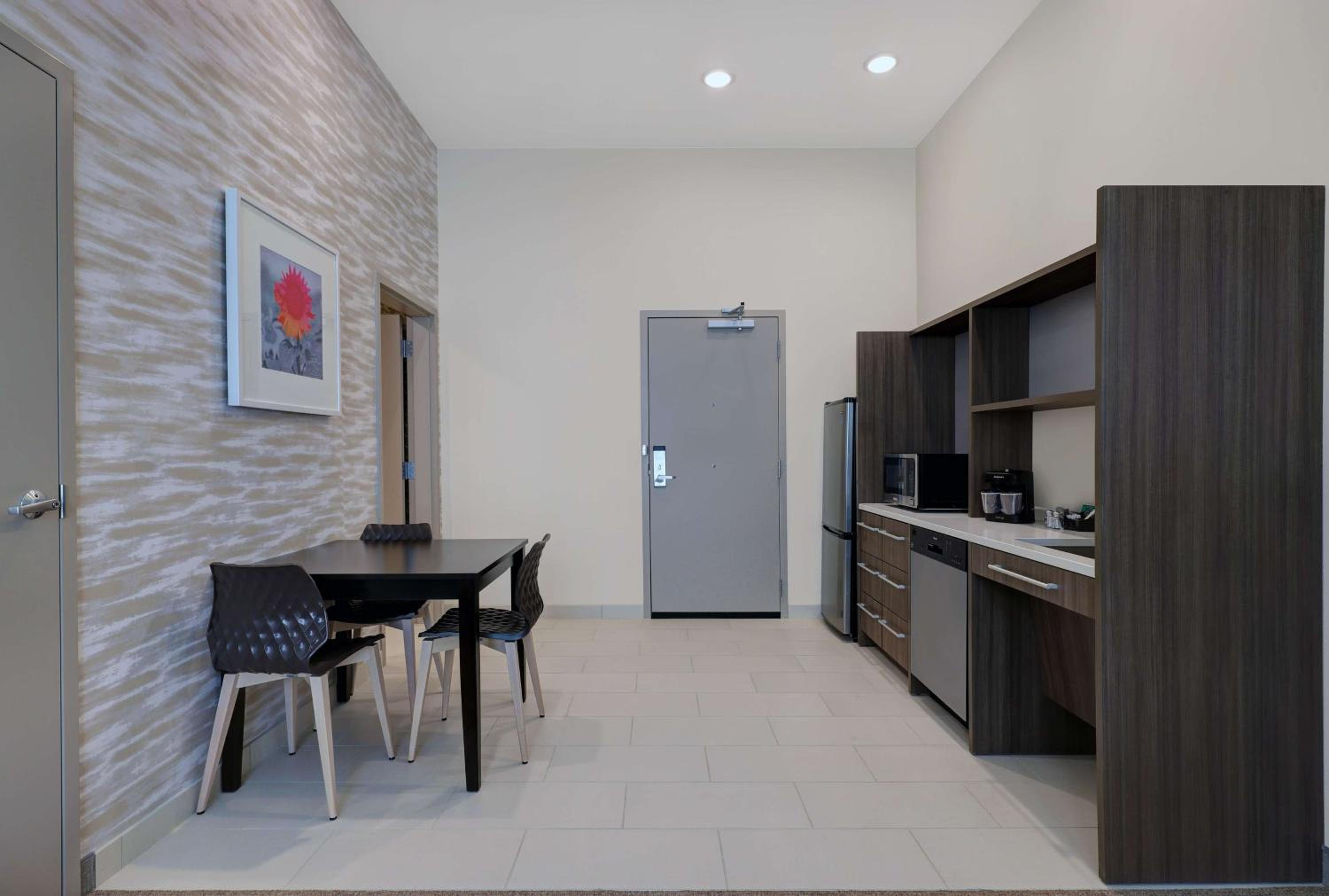 Queen Suite - Mobility/Hearing Accessible - Photo 2