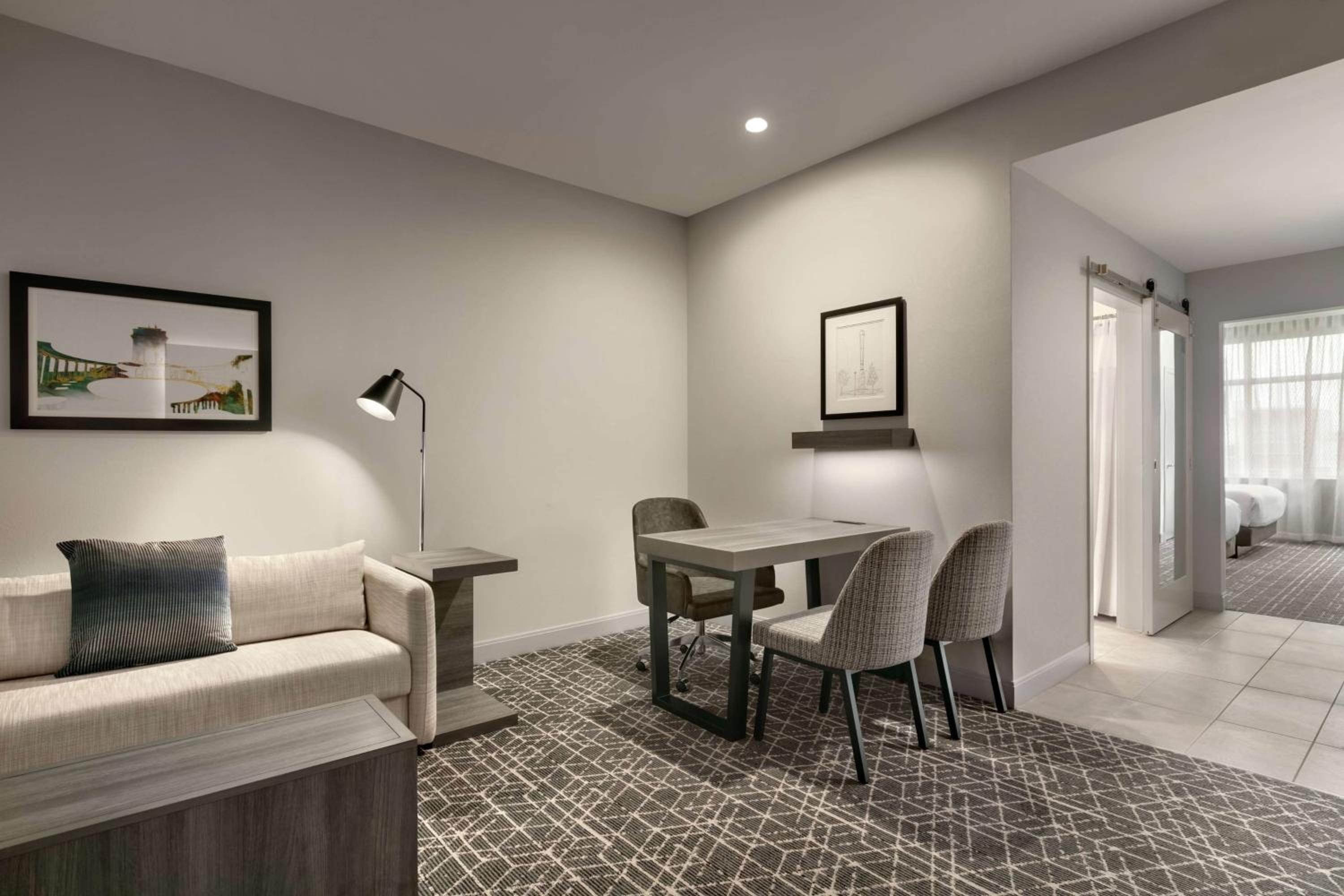 Two-Room Queen Suite with Two Queen Beds - Photo 3