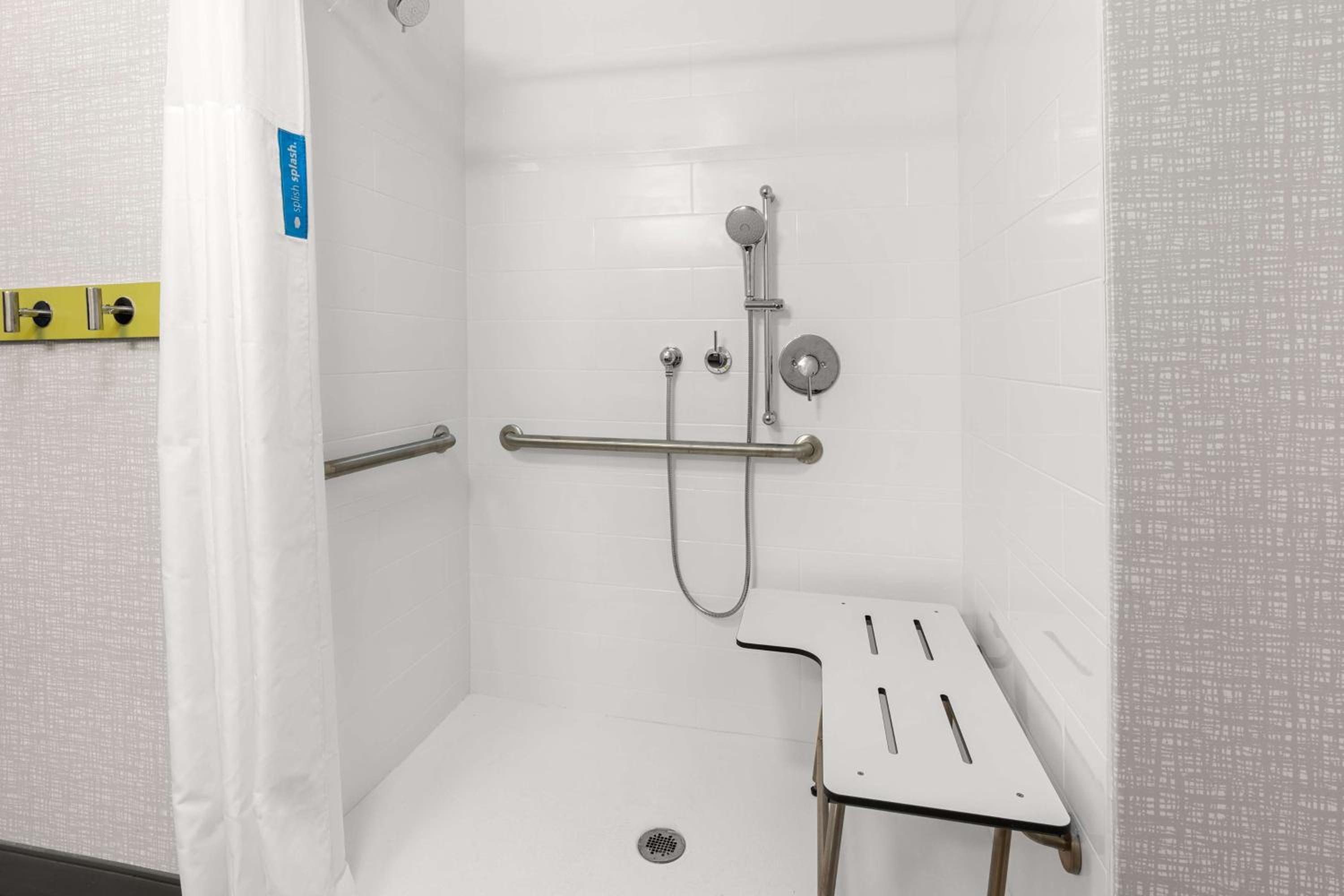 King Studio with Roll-In Shower - Mobility and Hearing Access/Non-Smoking - Photo 2