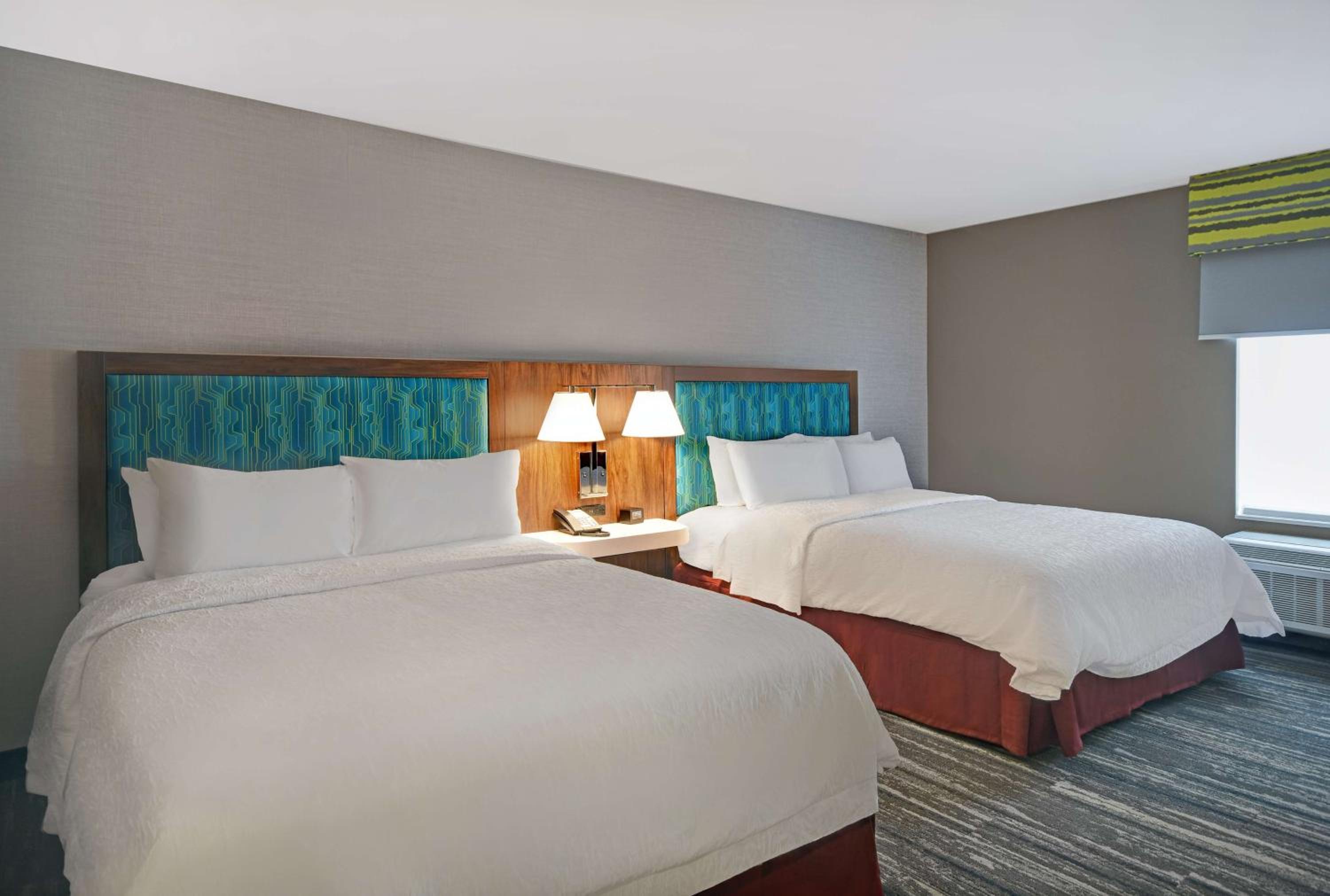 Queen Room with Two Queen Beds - Non-Smoking - Photo 3