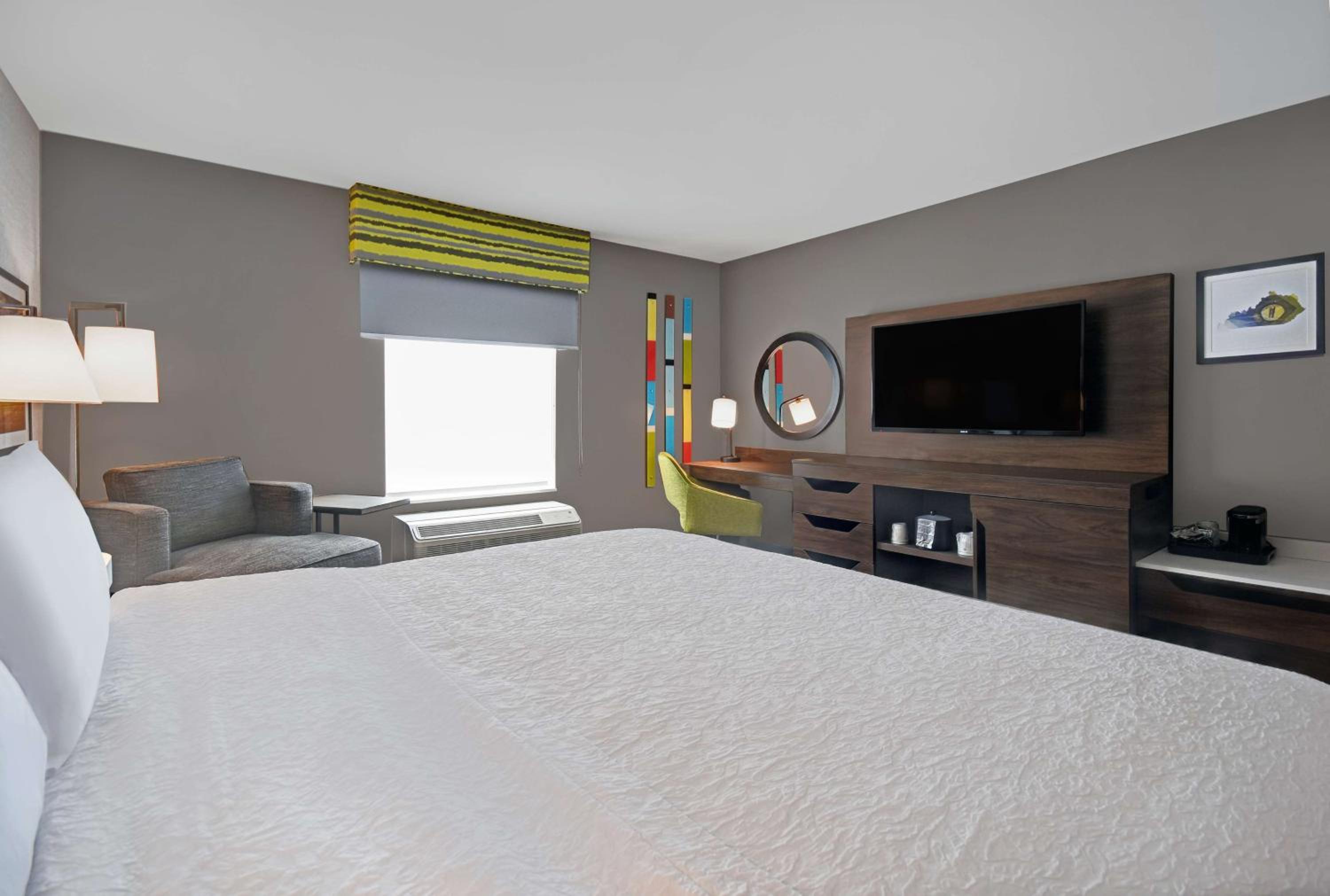 King Room - Non-Smoking - Photo 5