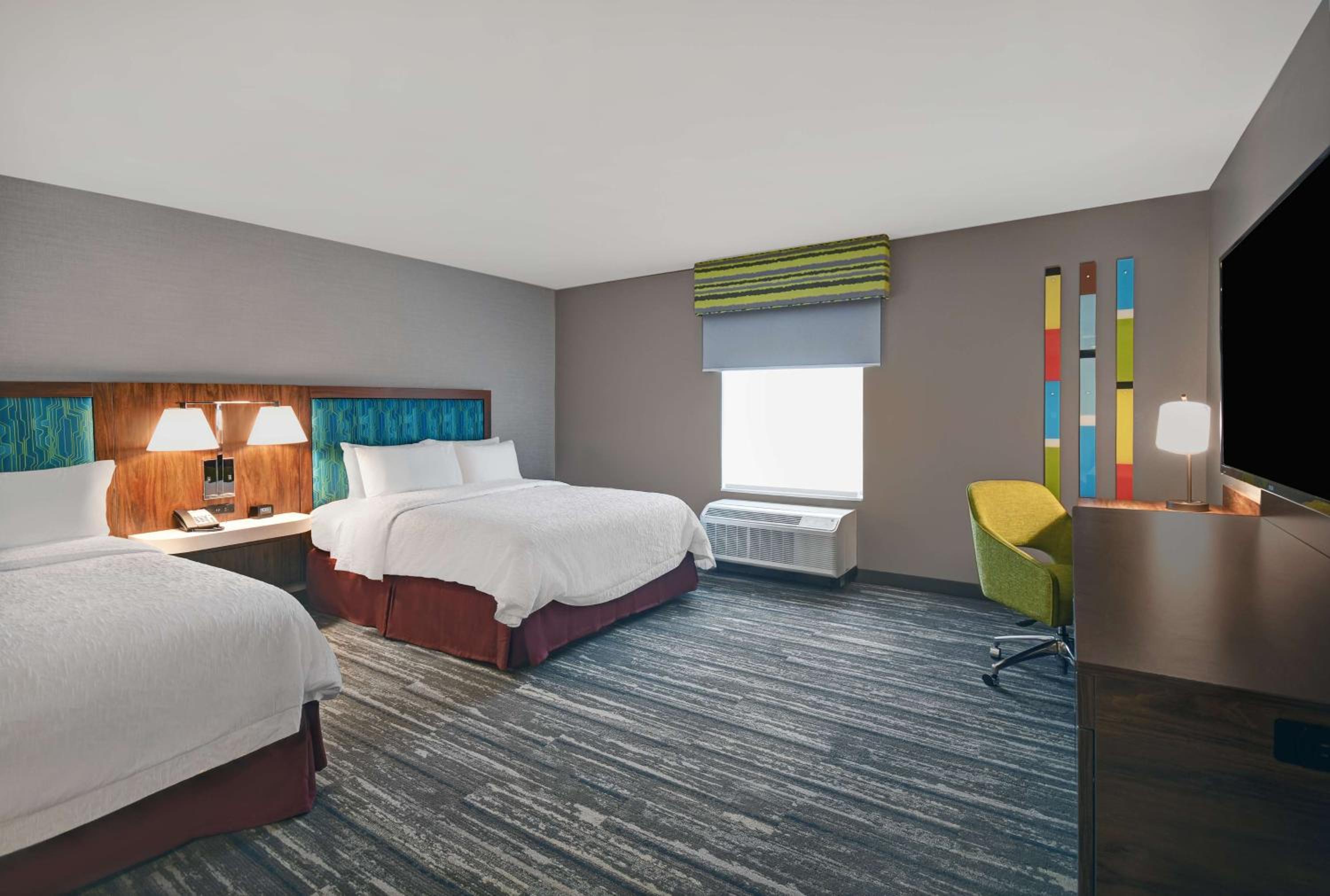 Queen Room with Two Queen Beds - Non-Smoking - Photo 4