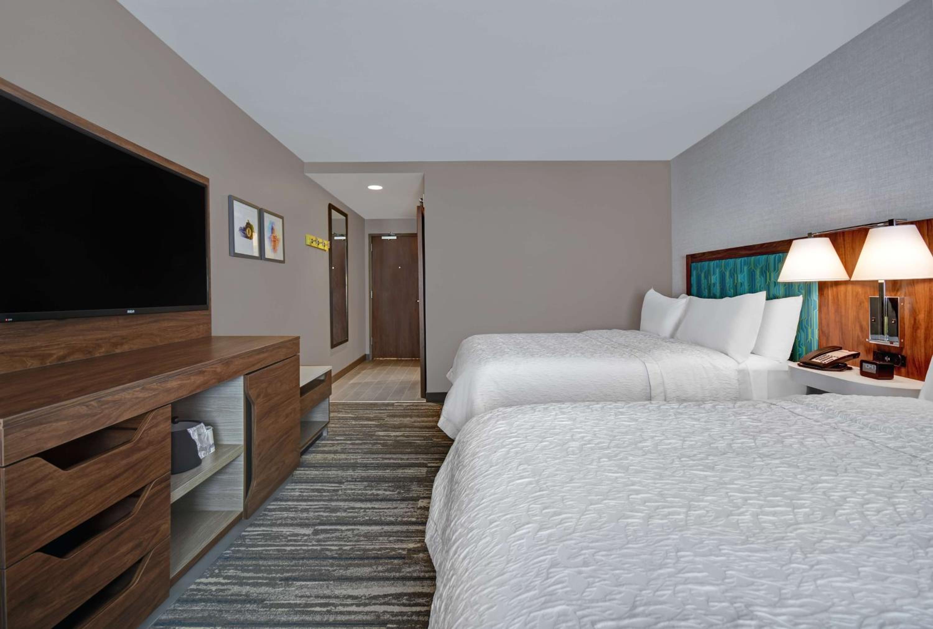 Queen Room with Two Queen Beds - Non-Smoking - Photo 2