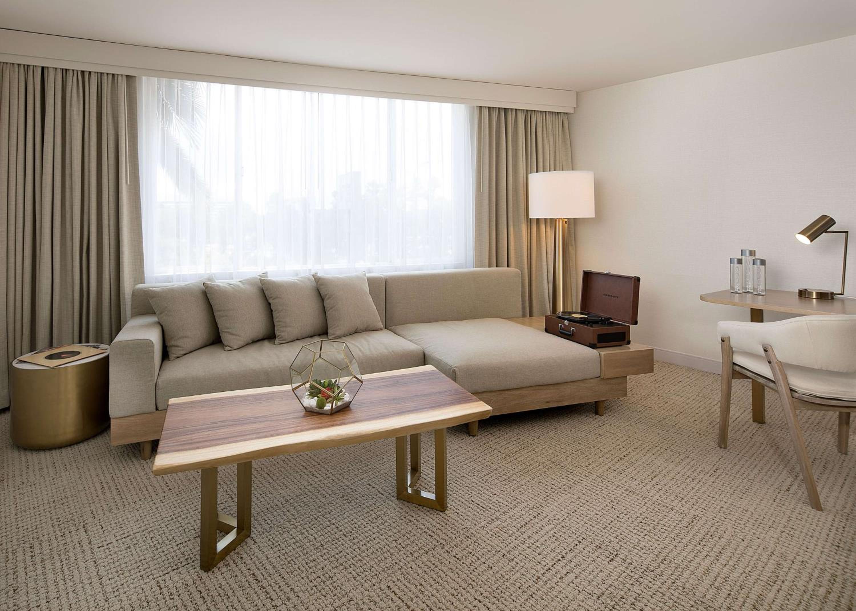 Junior King Suite with Seating Area - Photo 3