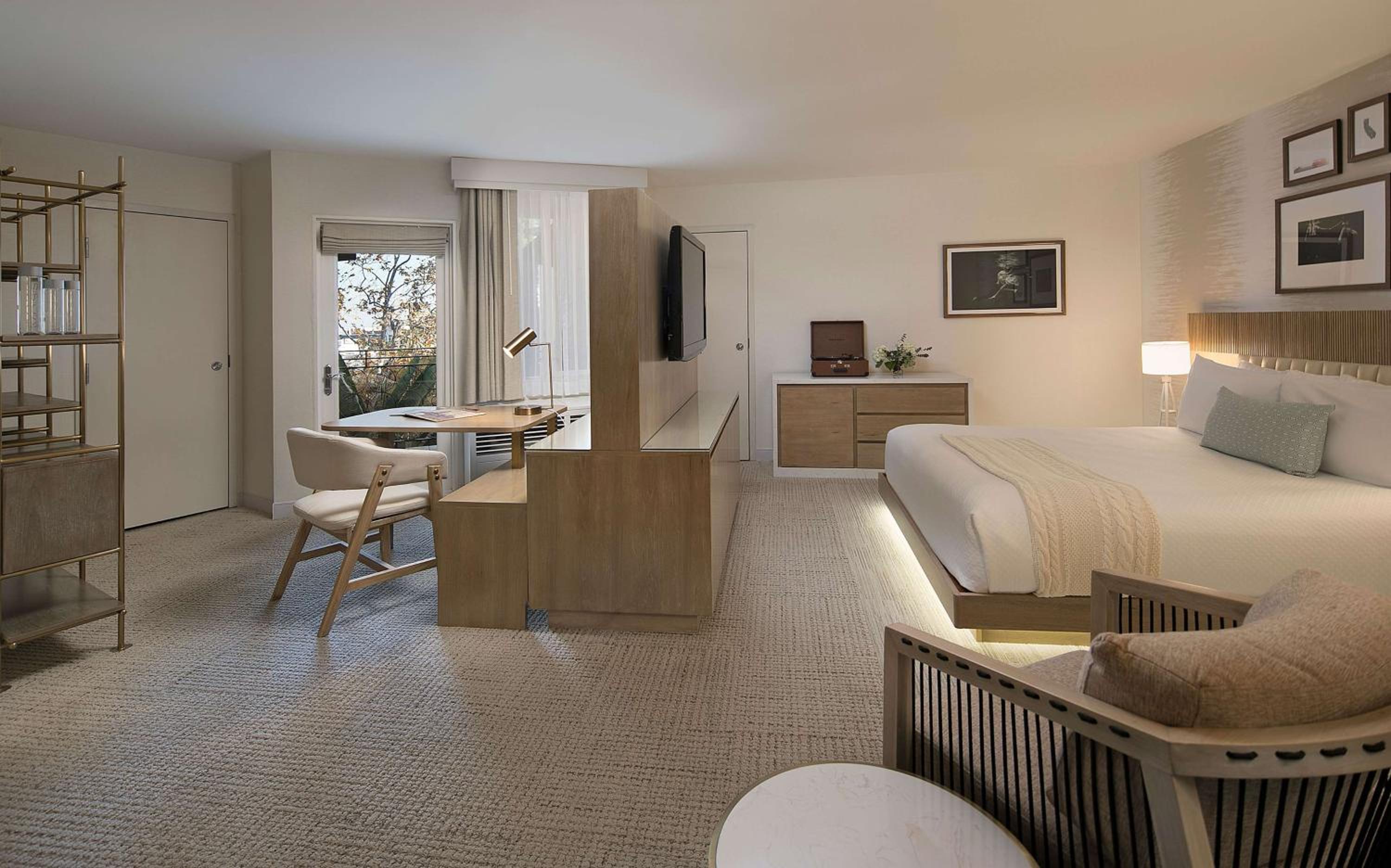 Junior King Suite with Balcony and Garden View photo 2