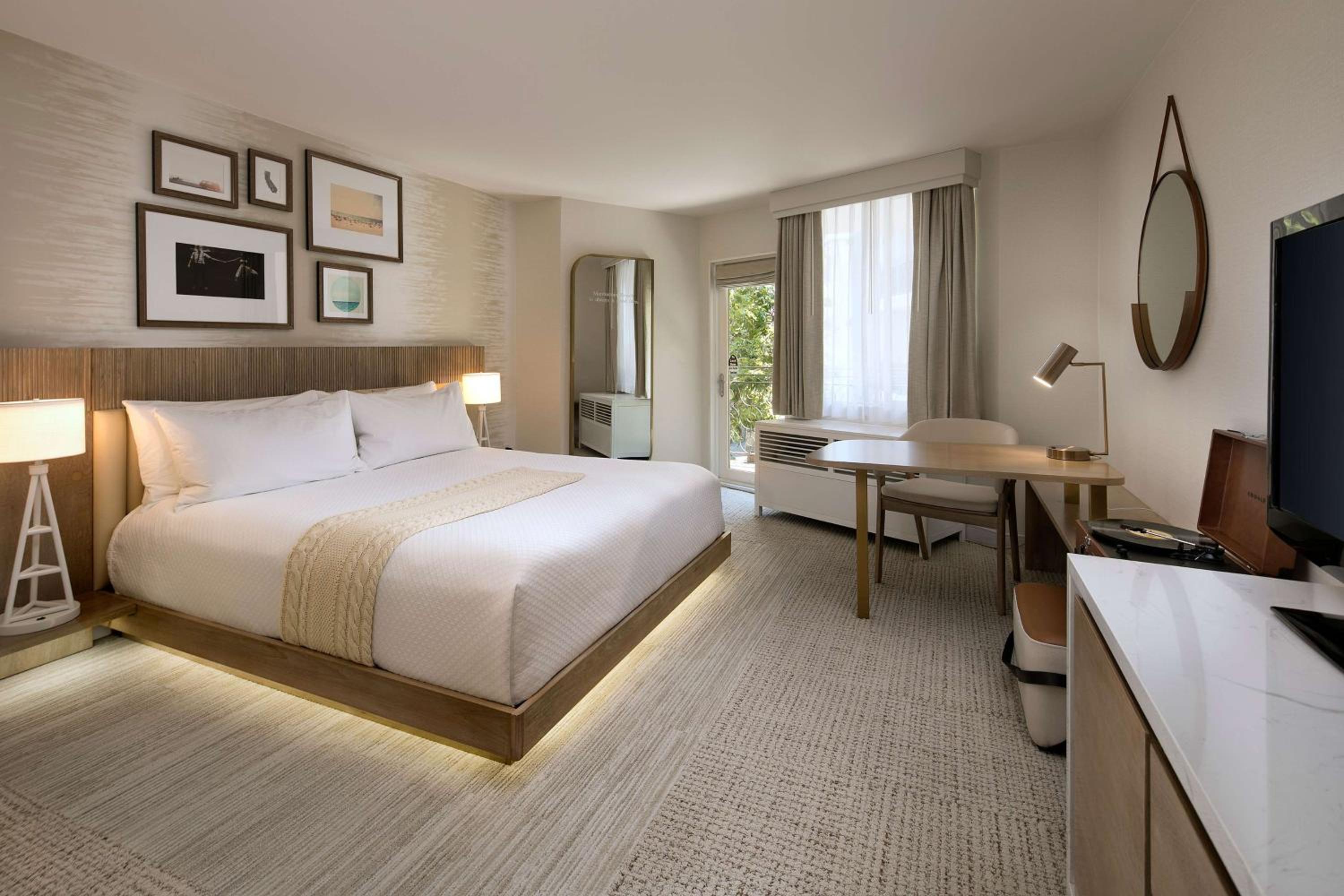 King Room with Balcony and Garden View - Photo 2