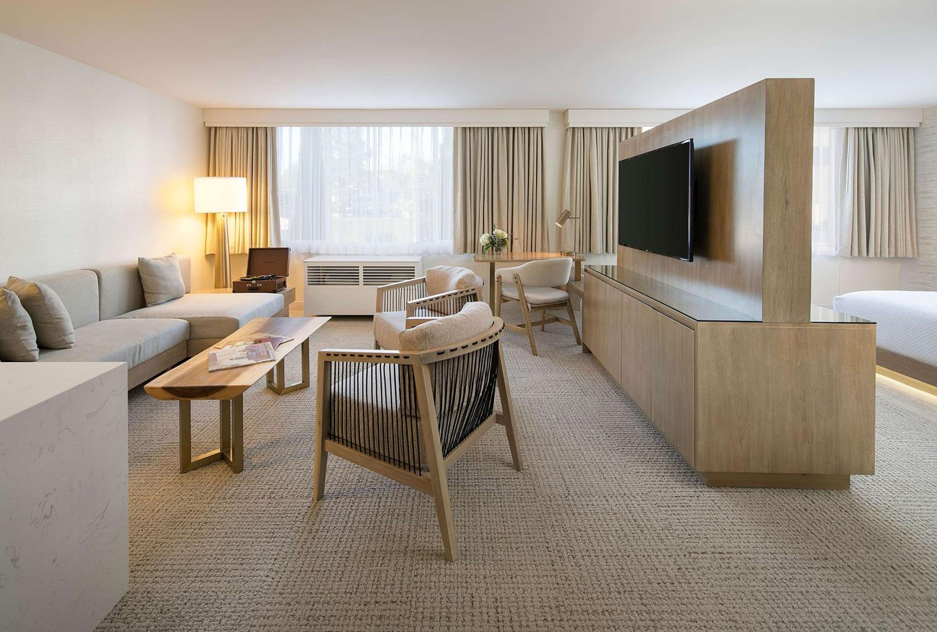 Junior King Suite with Seating Area - Photo 4