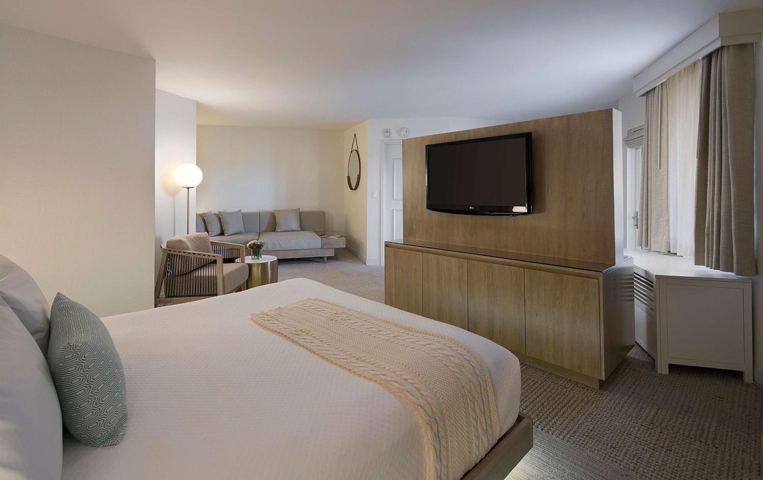 Junior King Suite with Balcony and Garden View photo 3