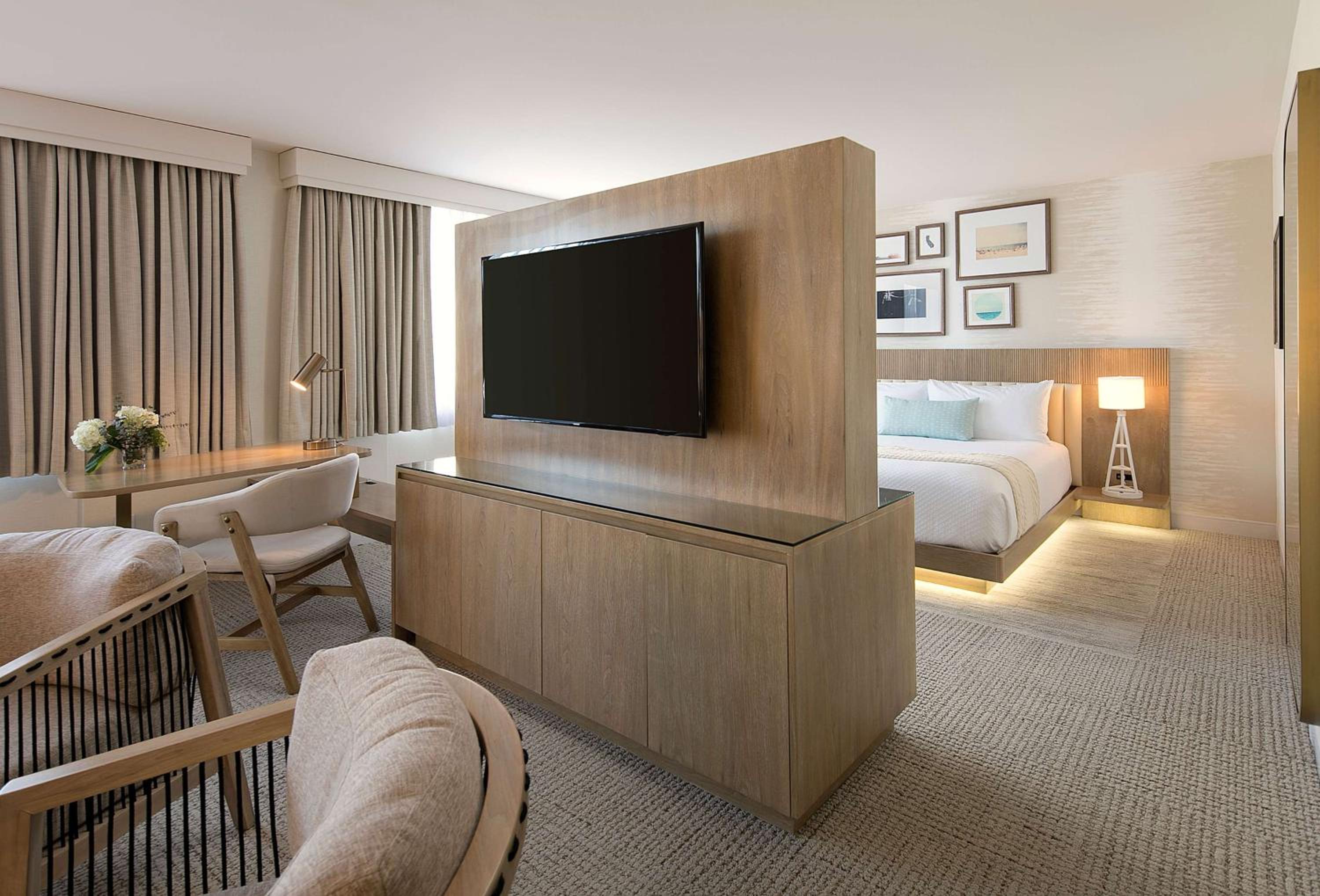 Junior King Suite with Seating Area - Photo 5