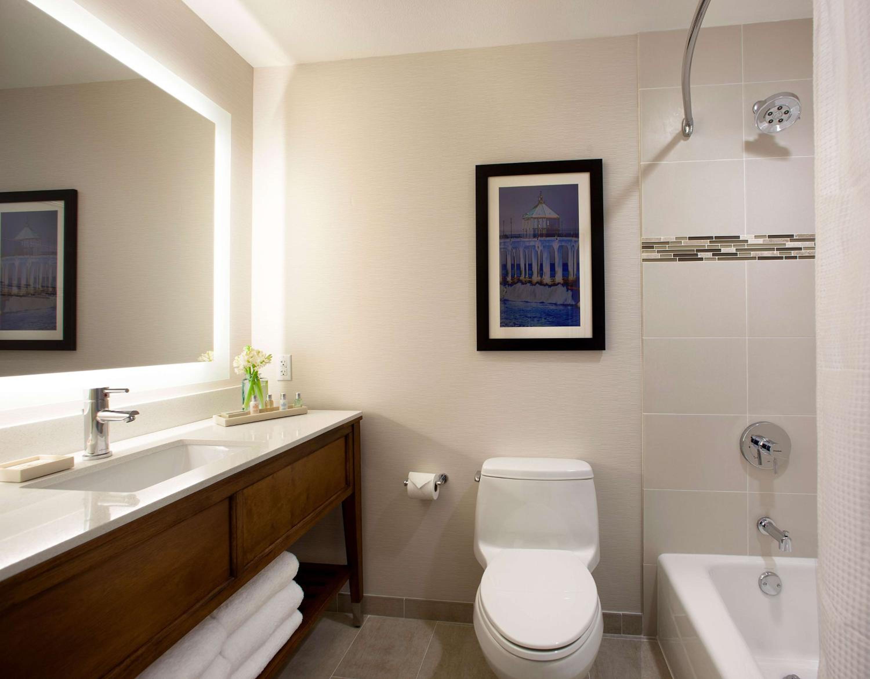 King Room with Mobility Accessible Tub - Photo 3