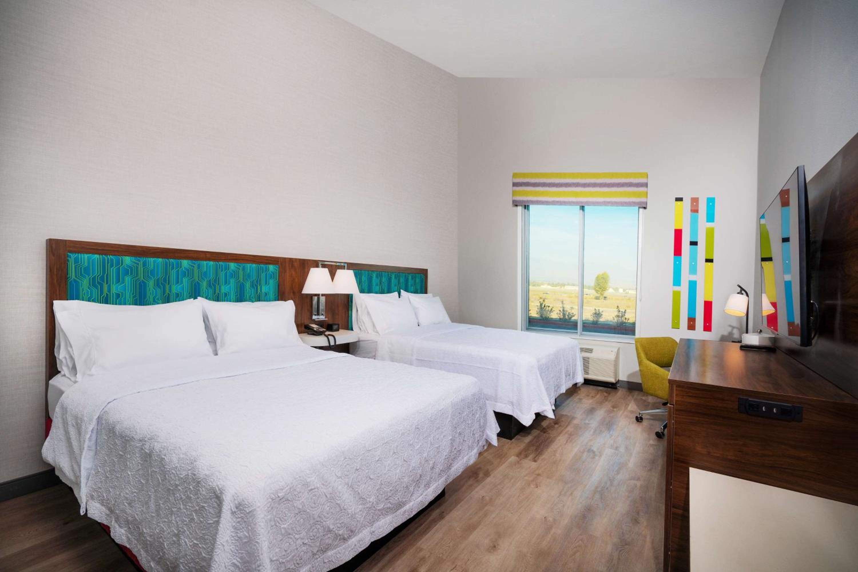 Queen Room with Two Queen Beds - Photo 2