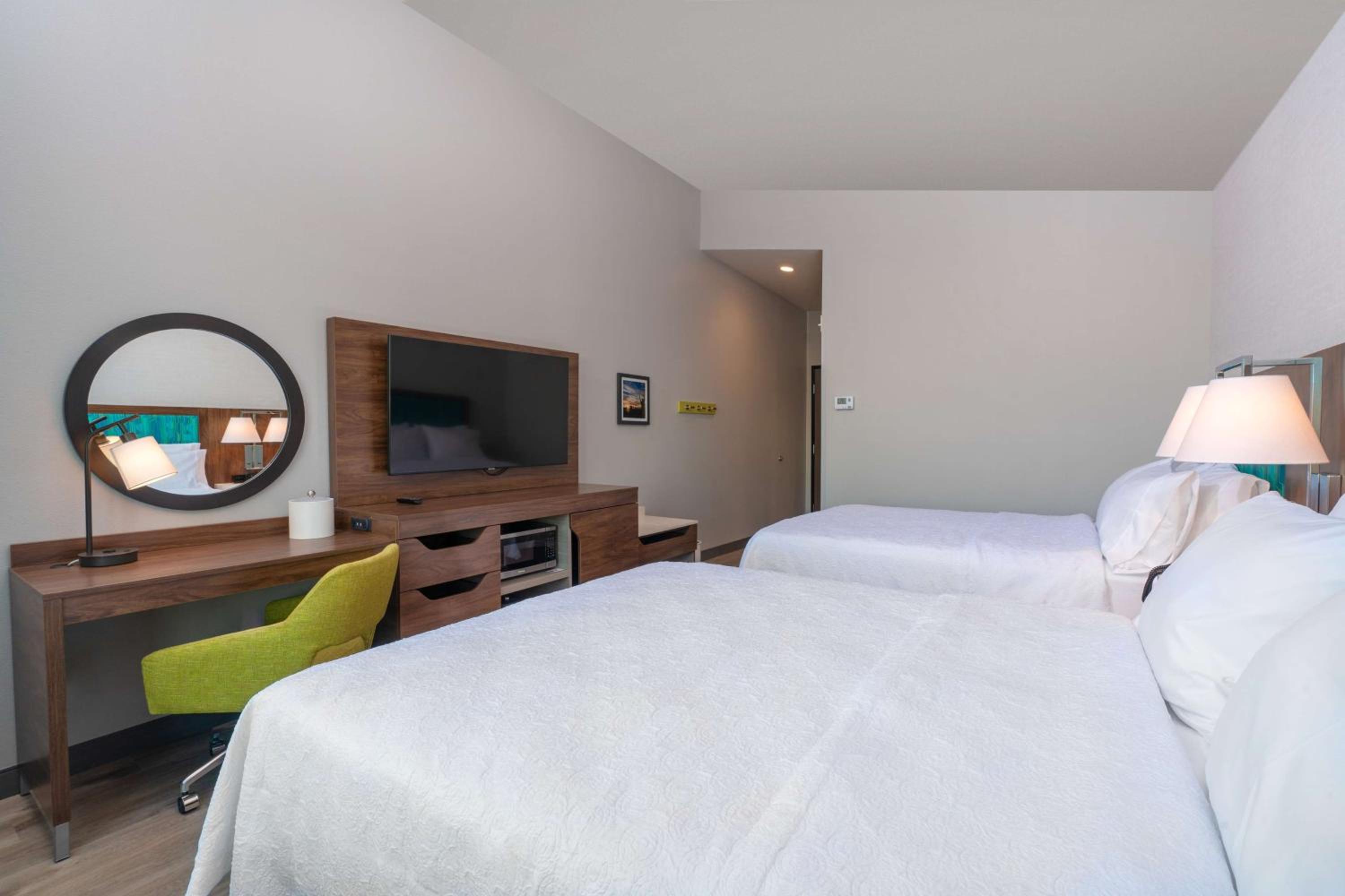 Queen Room with Two Queen Beds - Photo 3