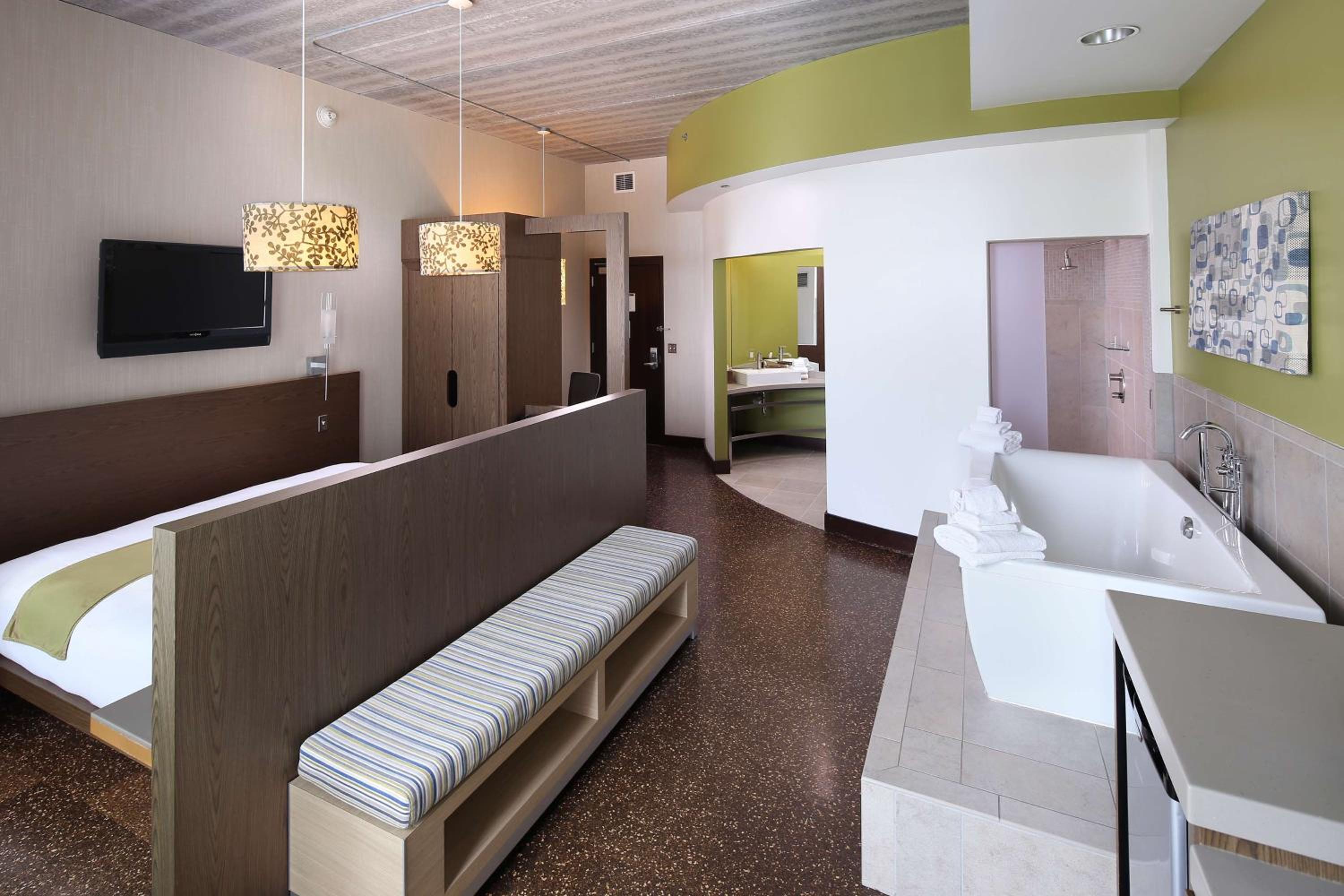 Deluxe King Room - Photo 2