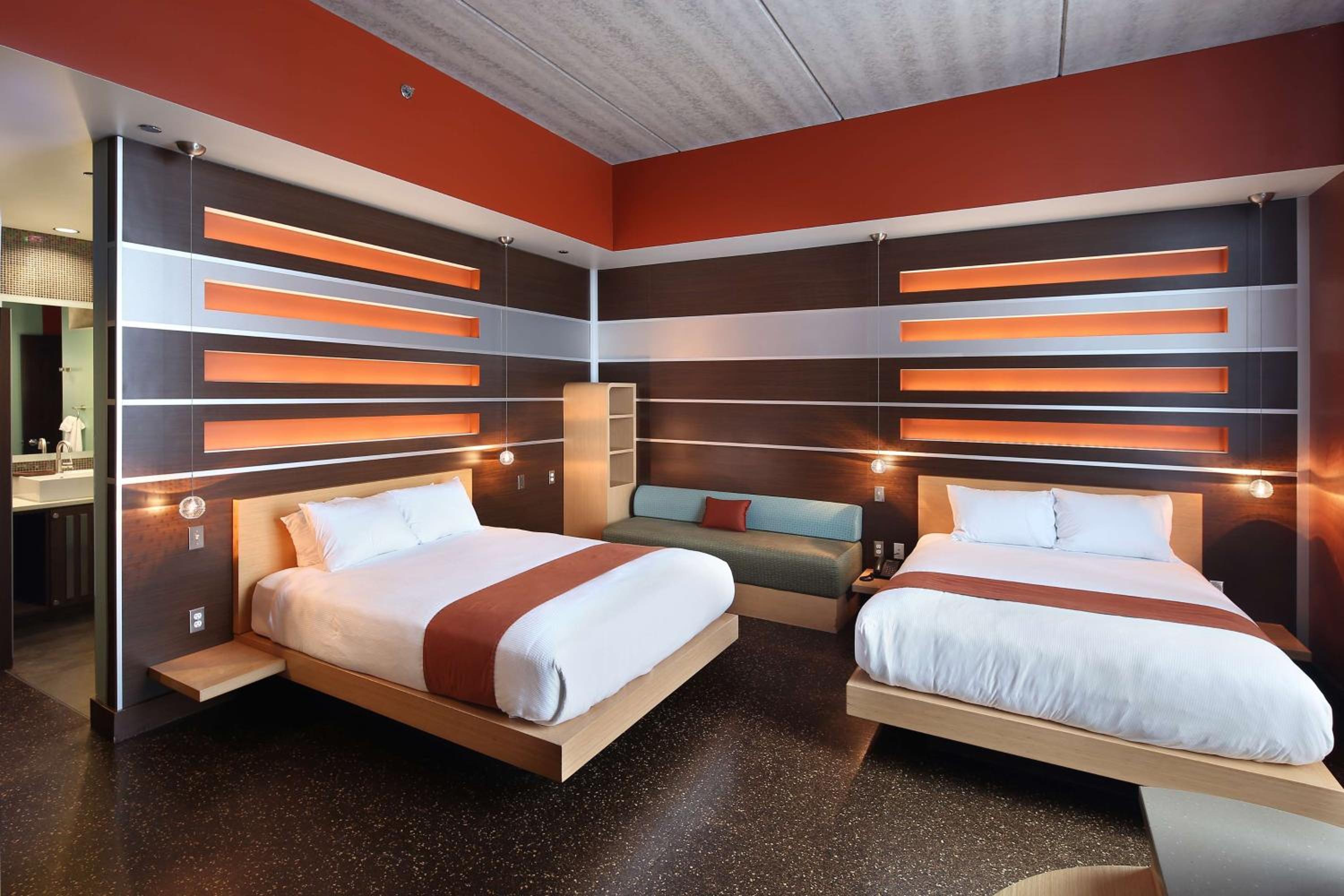Queen Room with Two Queen Beds - Photo 3