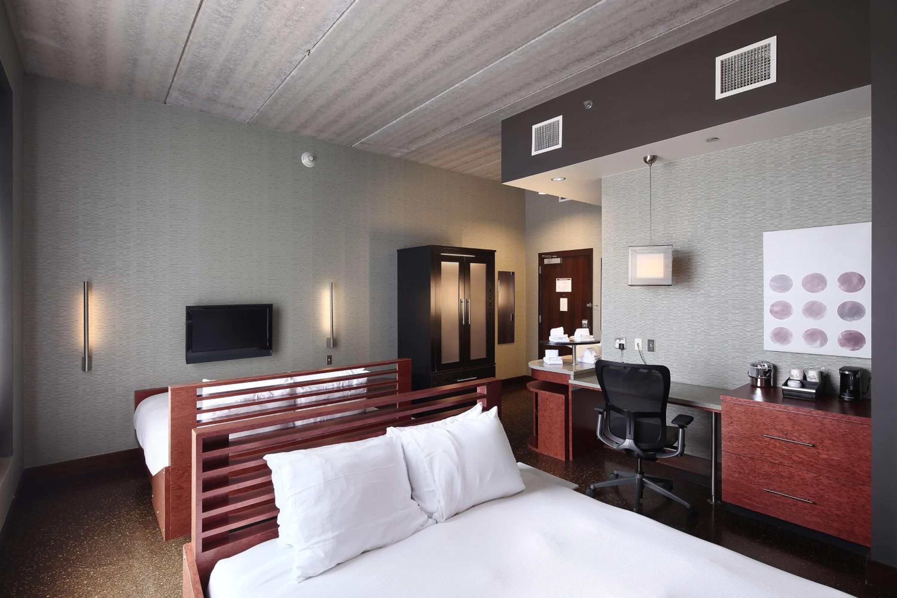 Queen Room with Two Queen Beds - Photo 4
