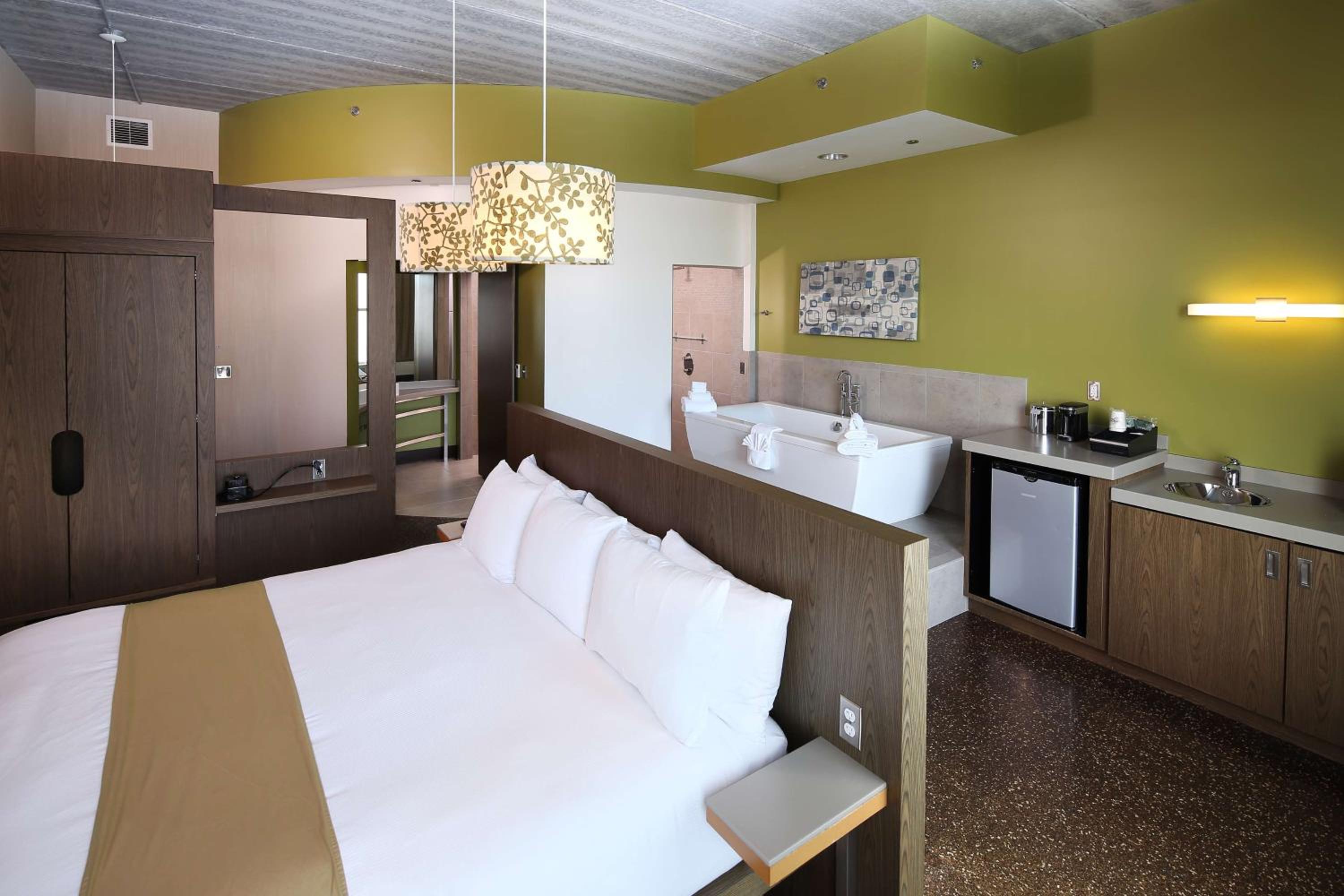 Deluxe King Room - Photo 1