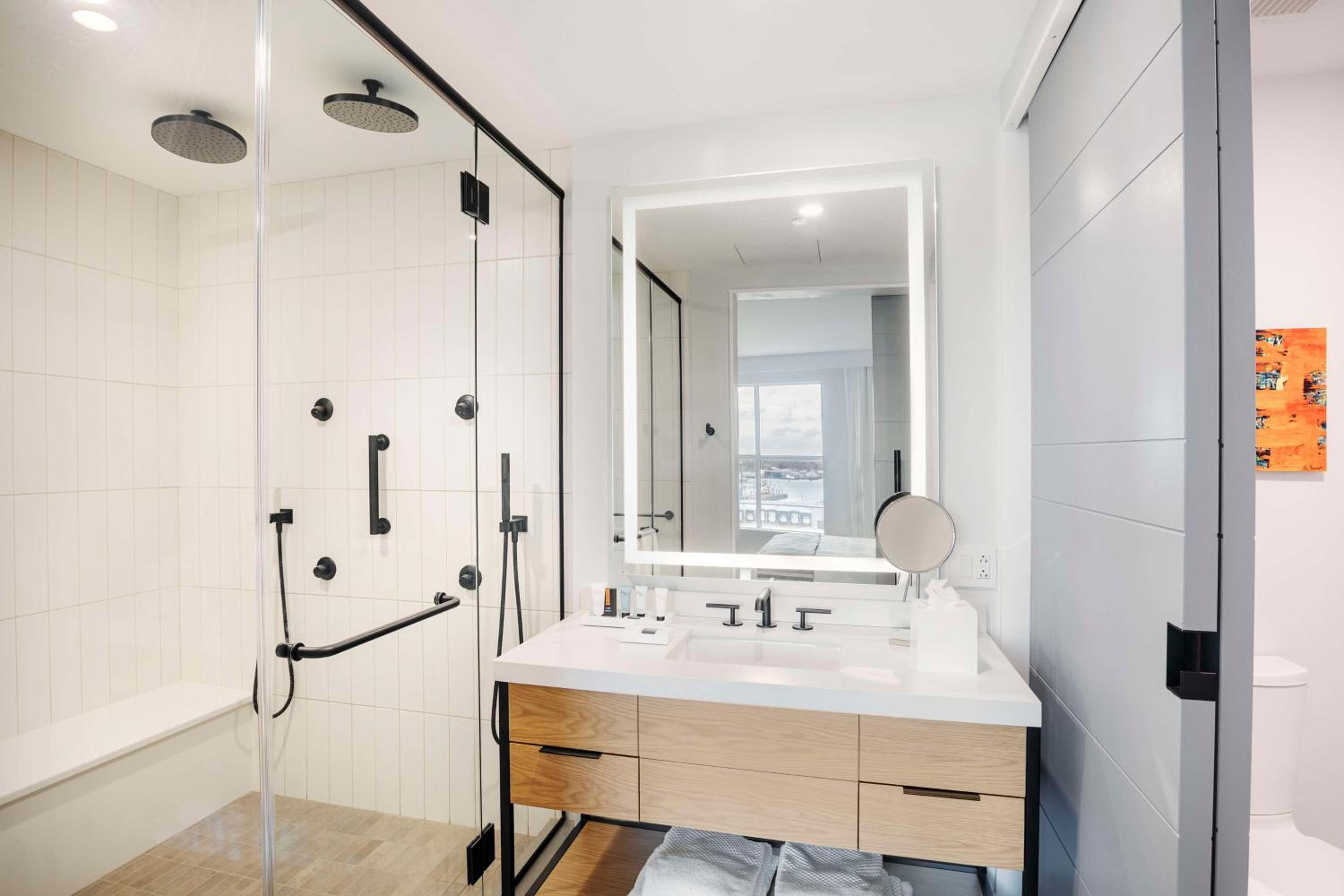 One-Bedroom King Suite with City View - Photo 6