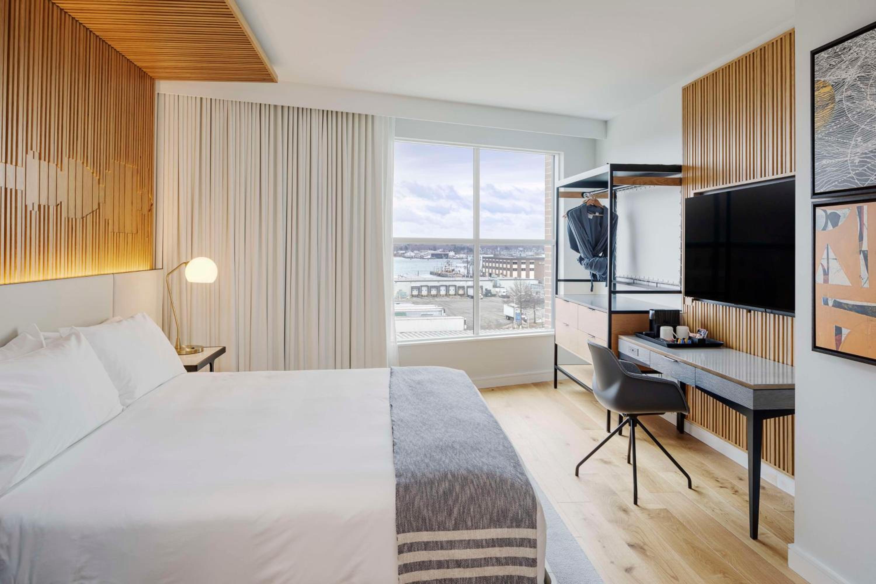 One-Bedroom King Suite with City View - Photo 1