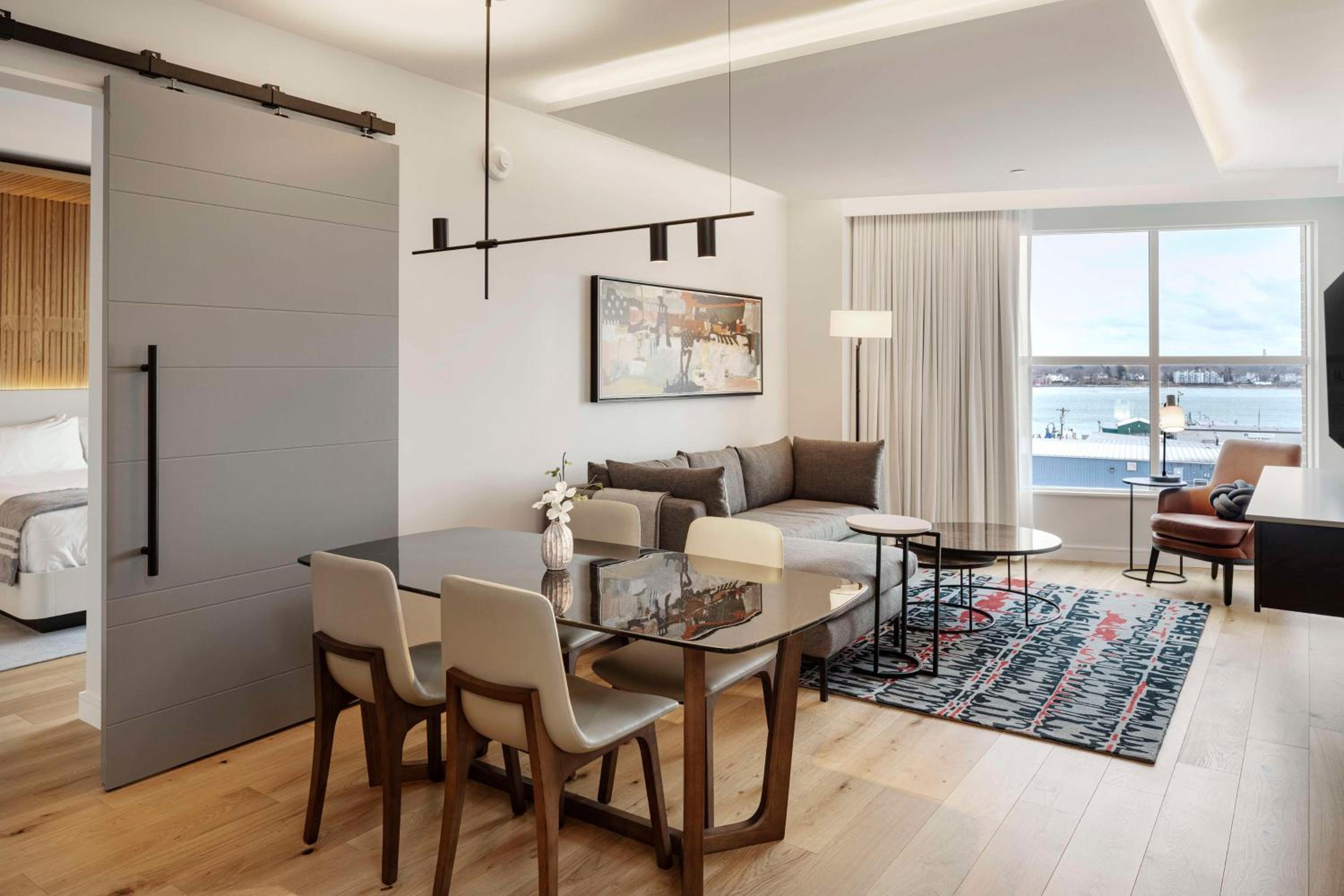 One-Bedroom King Suite with City View - Photo 4