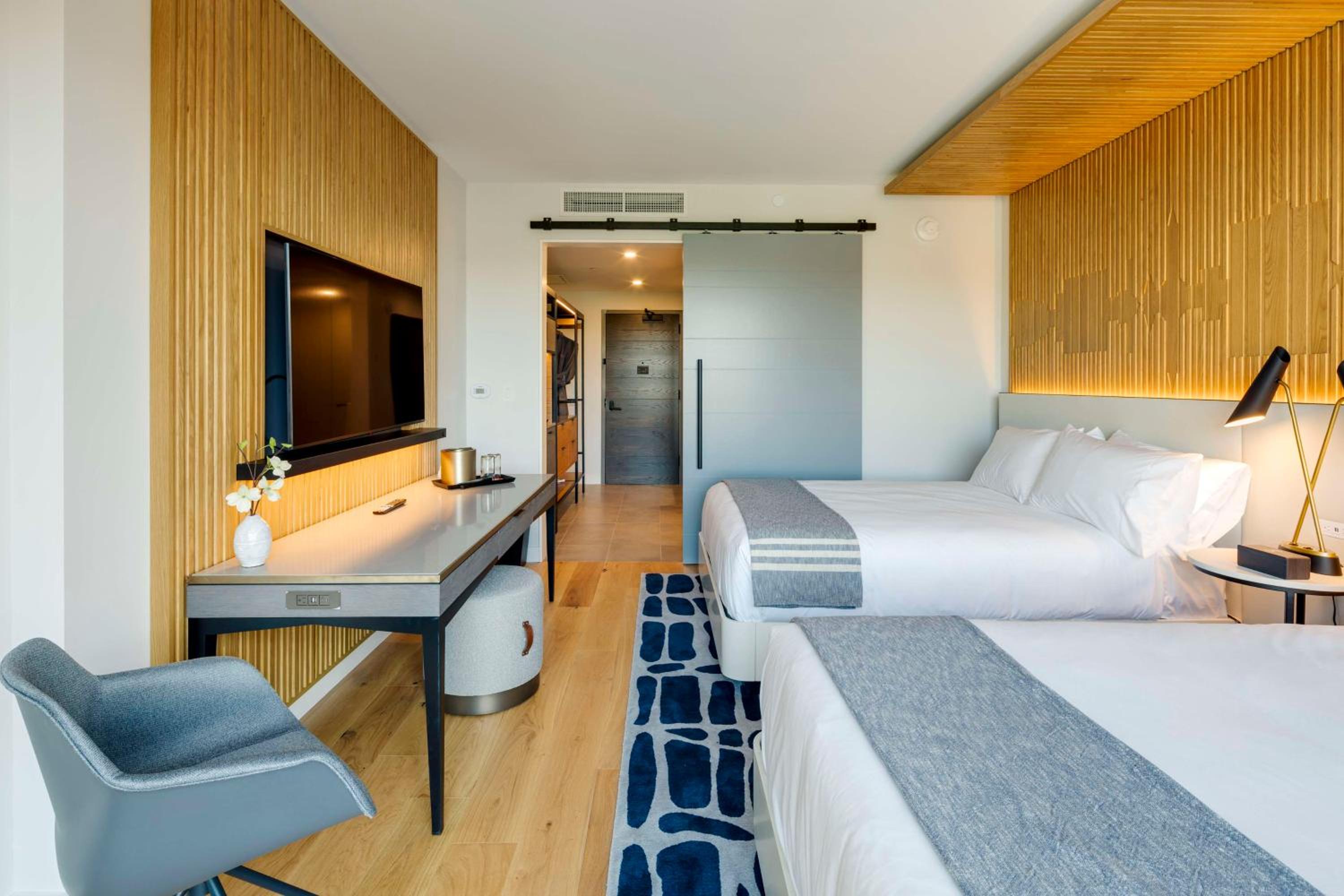 Queen Room with Two Queen Beds - Photo 4