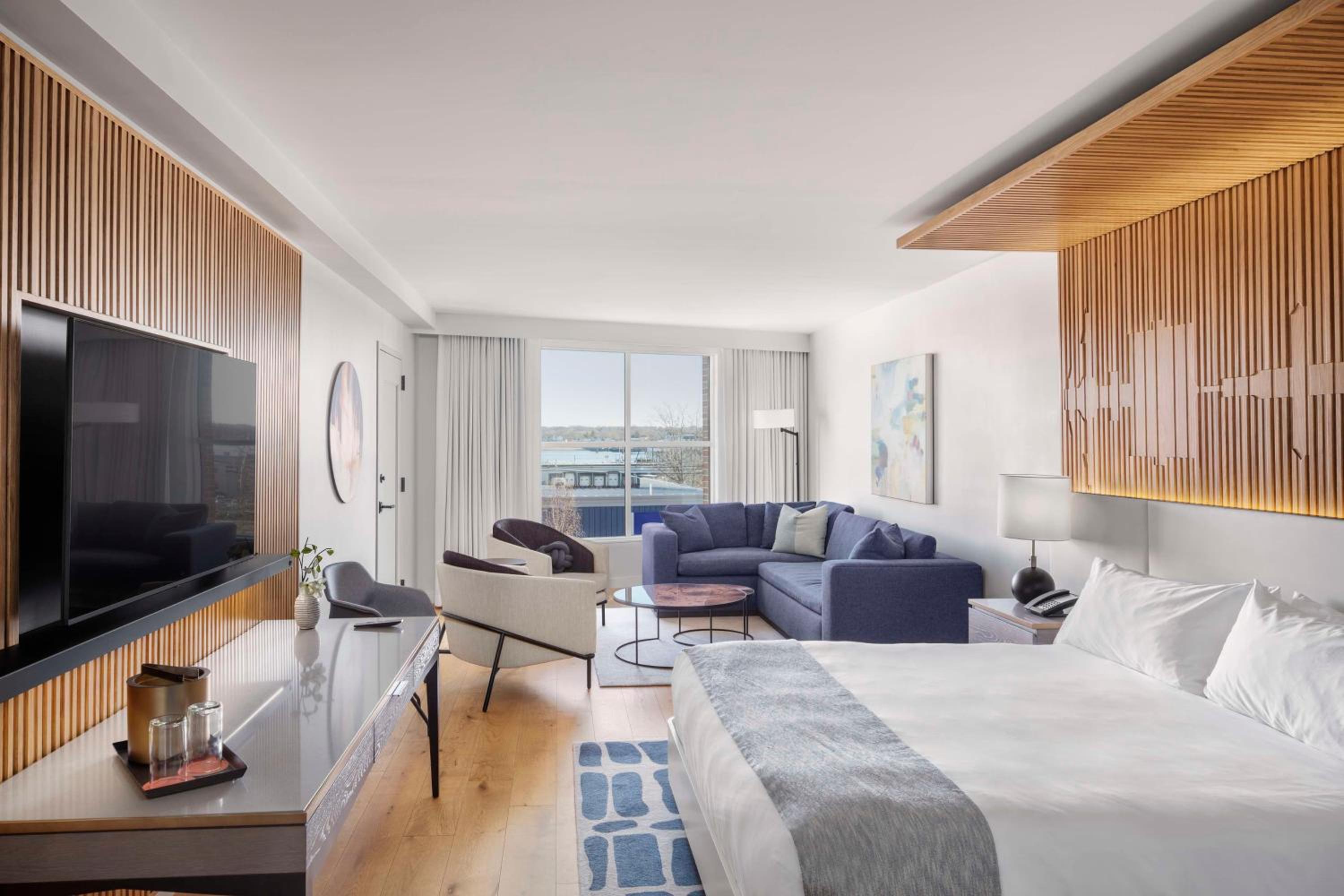 Premium King Room - Photo 4